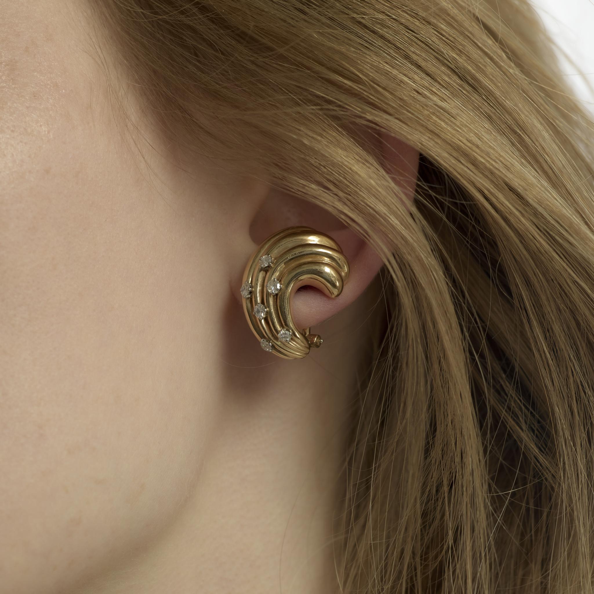 Boucles d'oreilles clips rétro en or jaune 14k avec diamants et tourbillons Pour femmes en vente