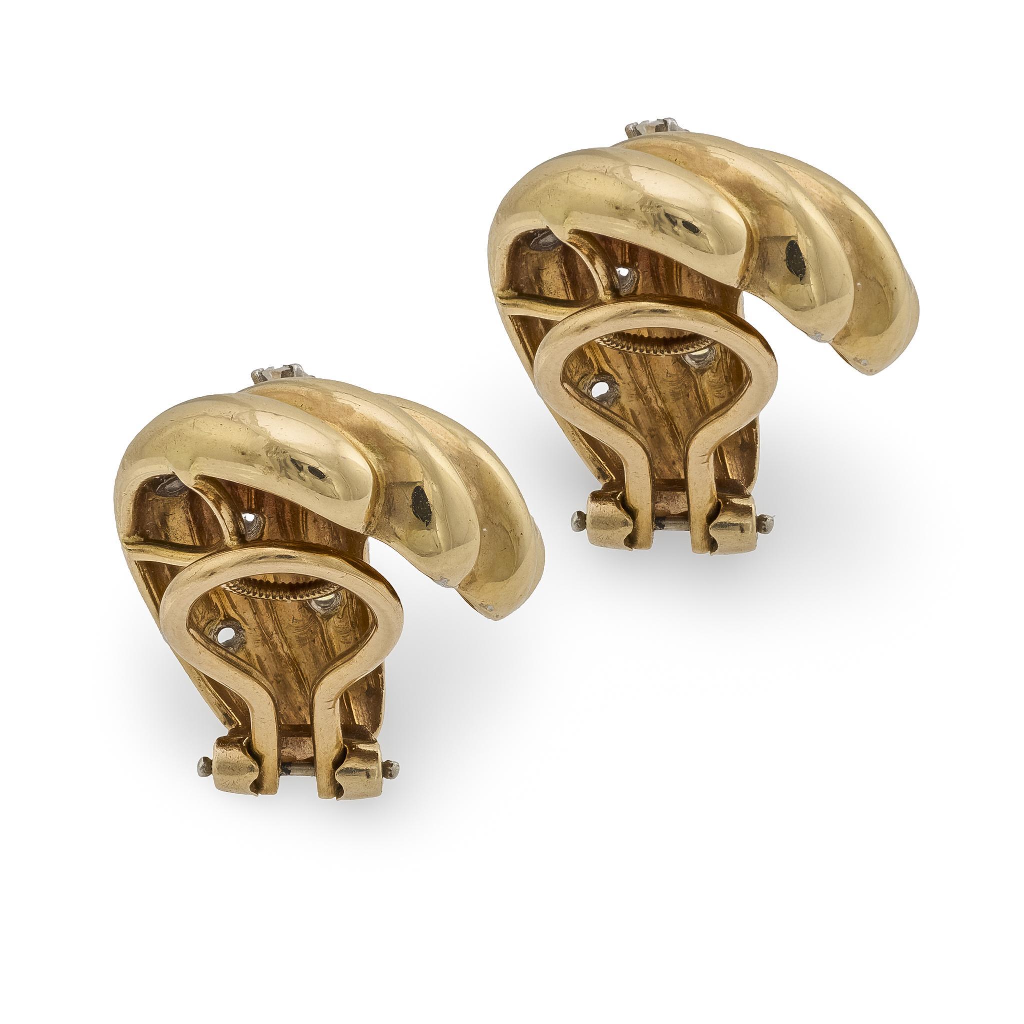 Boucles d'oreilles clips rétro en or jaune 14k avec diamants et tourbillons en vente 1