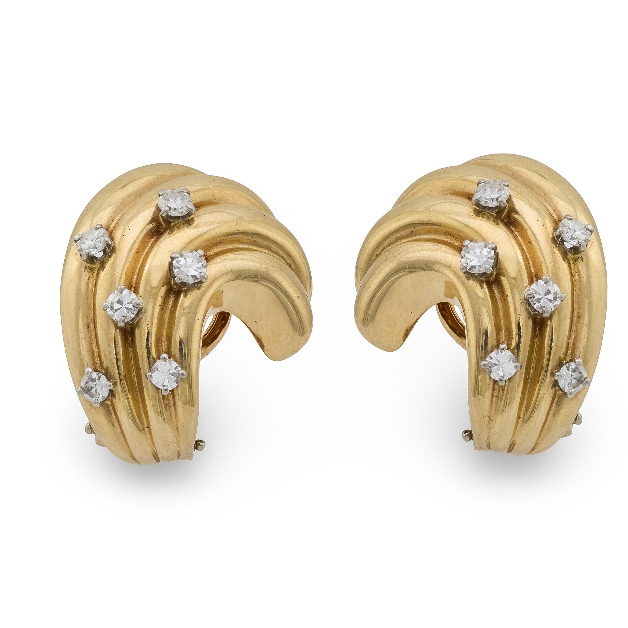 Boucles d'oreilles clips rétro en or jaune 14k avec diamants et tourbillons en vente