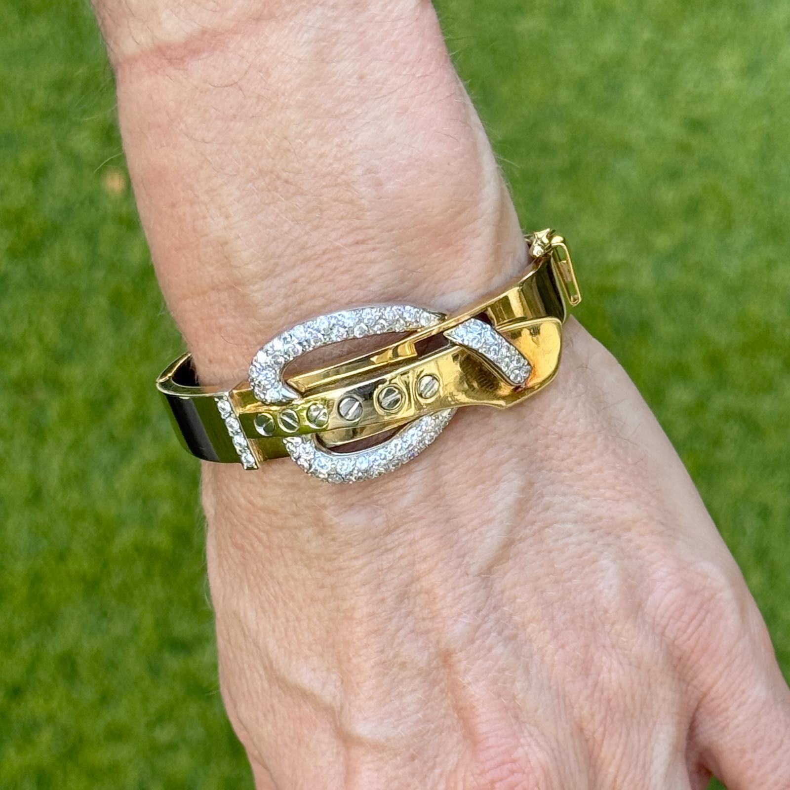 Retro-Armband aus 18-karätigem, zweifarbigem Gold mit diamantbesetzter Schnalle. Dieses Stück im Vintage-Stil zeichnet sich durch ein markantes Schnallenmotiv aus, das mit 52 runden Diamanten im Brillantschliff mit einem Gesamtgewicht von ca. 1,56