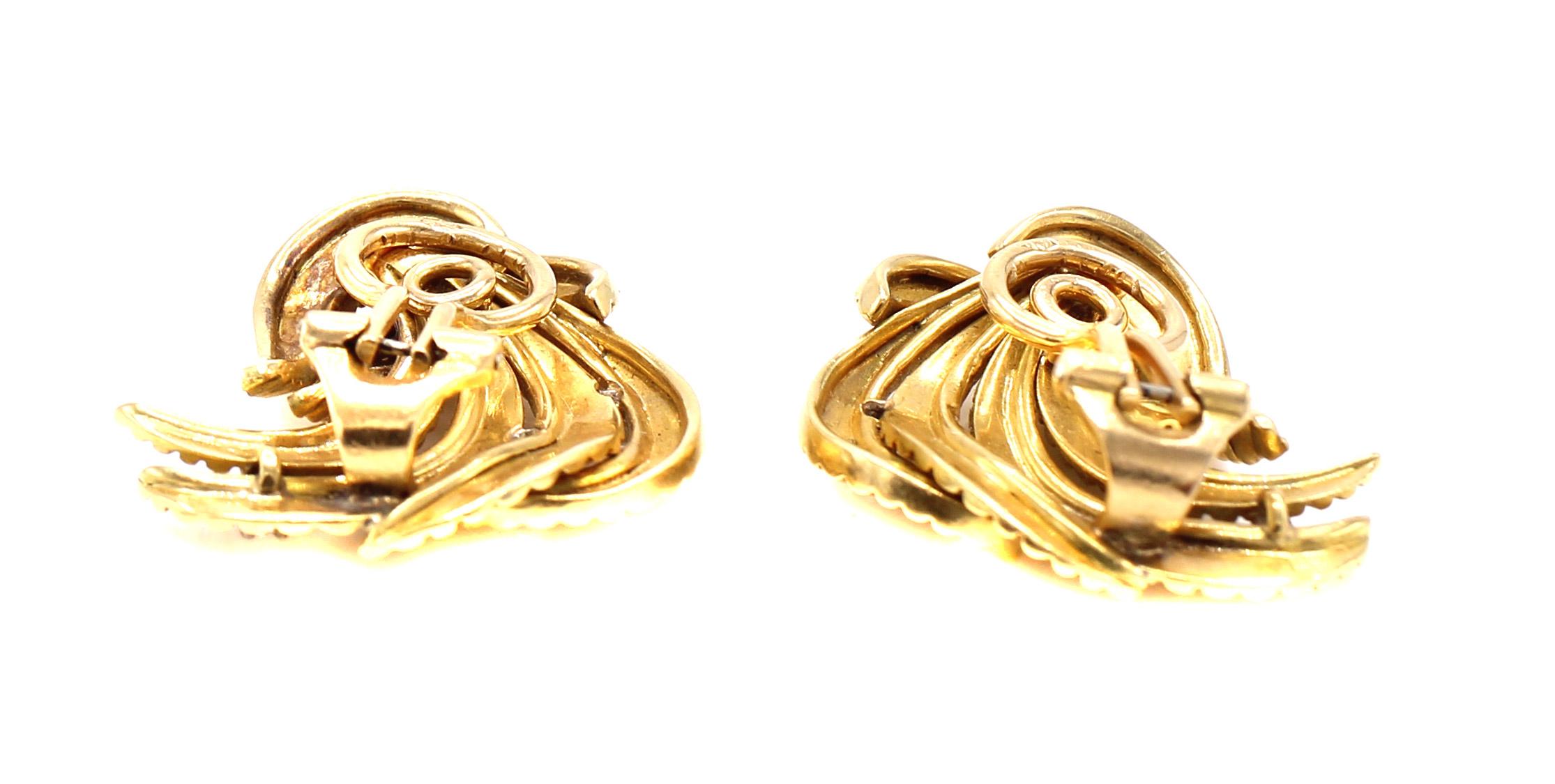 Retro Diamond 18 Karat Yellow Gold Ear Clips In Excellent Condition For Sale In New York, NY