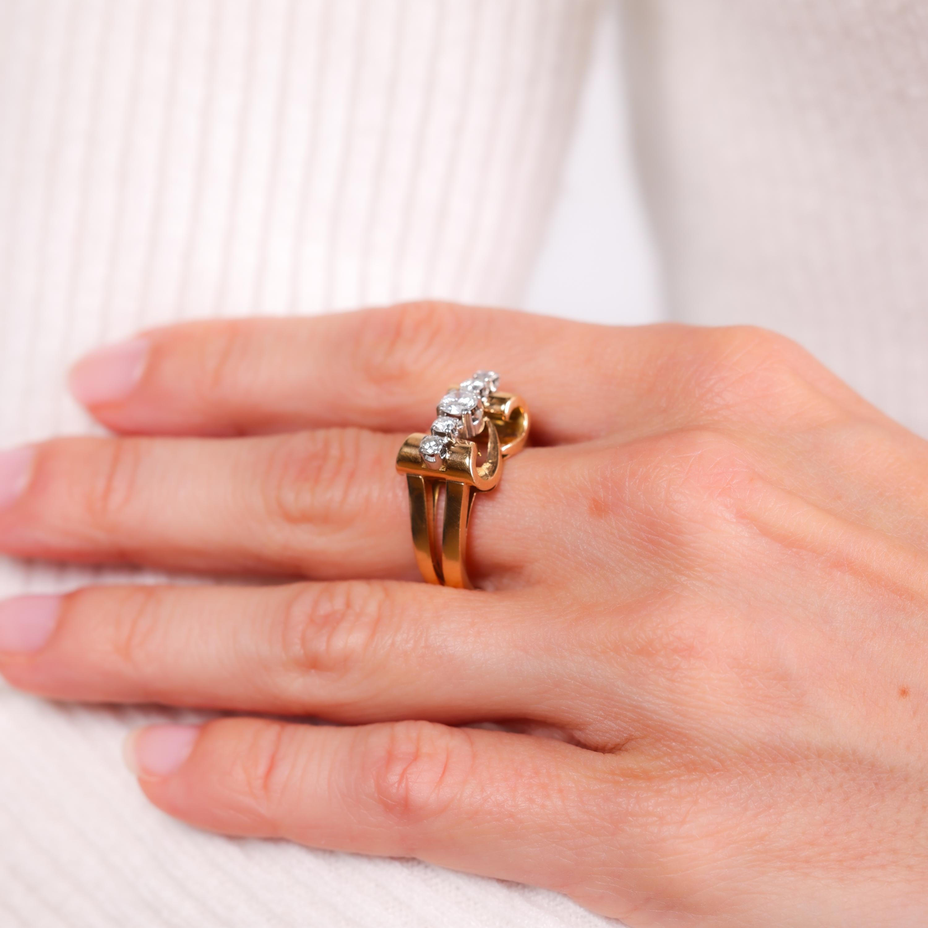 Questo anello Retro in oro rosa 18 carati sfoggia cinque scintillanti diamanti rotondi con taglio a brillante in un design audace ma elegante, che cattura il glamour degli anni Quaranta.

Pietra centrale: 5 diamanti tondi taglio brillante 
Peso:
