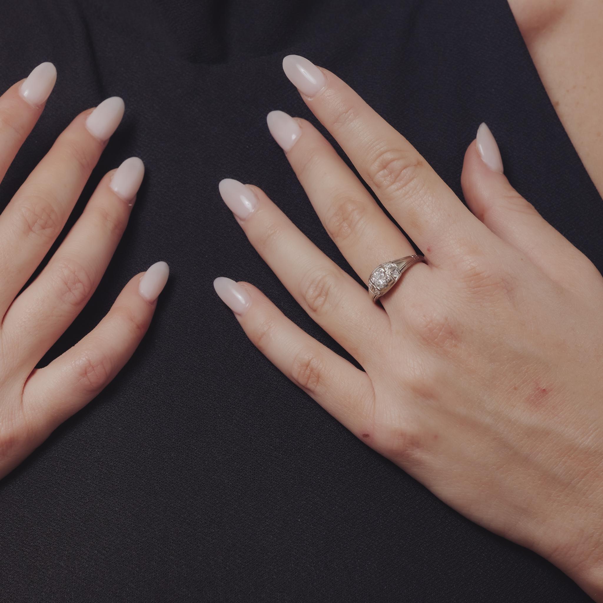 Taille brillant Bague de fiançailles en or blanc 18k avec diamant rétro en vente