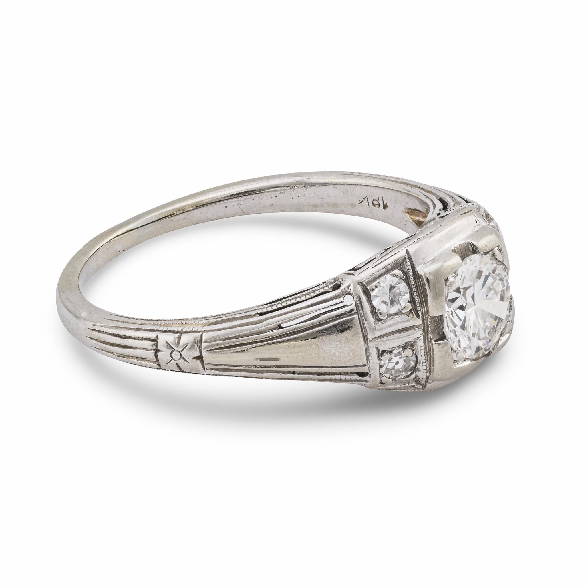Bague de fiançailles en or blanc 18k avec diamant rétro Bon état - En vente à Beverly Hills, CA
