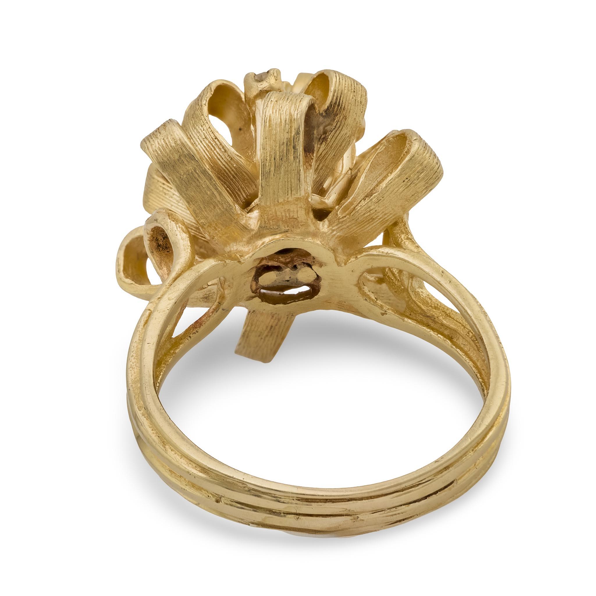 Anillo de cóctel retro de oro amarillo de 18k con diamantes en Bueno estado para la venta en Beverly Hills, CA