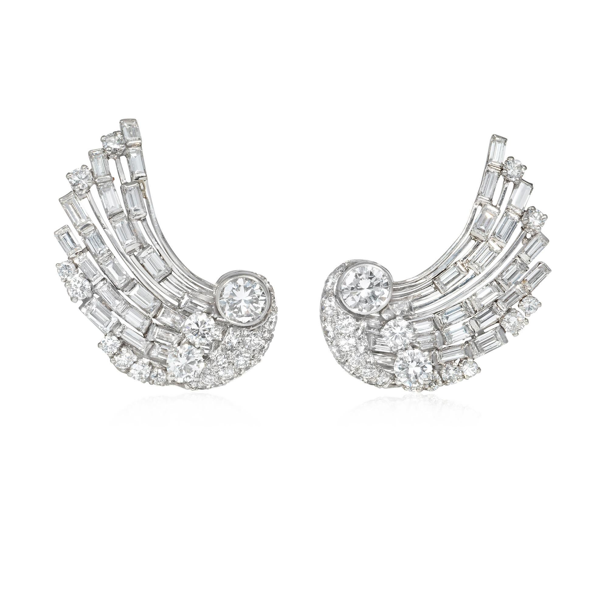 Retro Ohrringe aus Diamant und Platin mit stilisierten Flügeln und abnehmbaren Anhängern im Zustand „Gut“ im Angebot in New York, NY