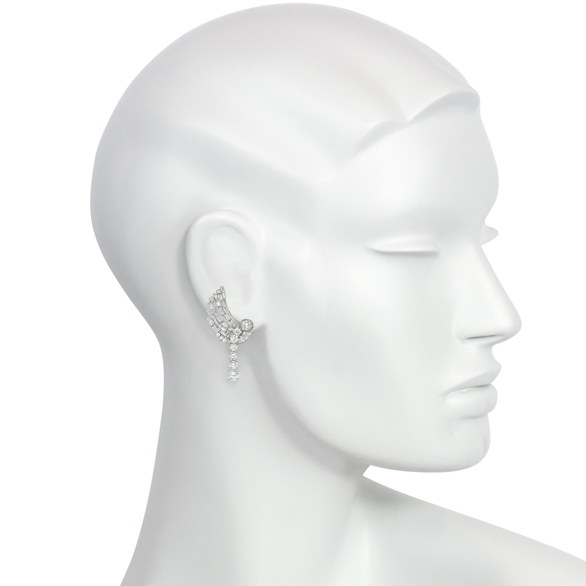 Retro Ohrringe aus Diamant und Platin mit stilisierten Flügeln und abnehmbaren Anhängern für Damen oder Herren im Angebot
