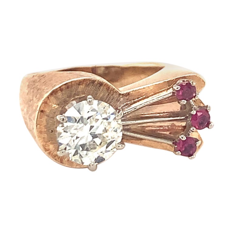Bague rétro en or rose 14K avec diamants et rubis, circa 1940s en vente