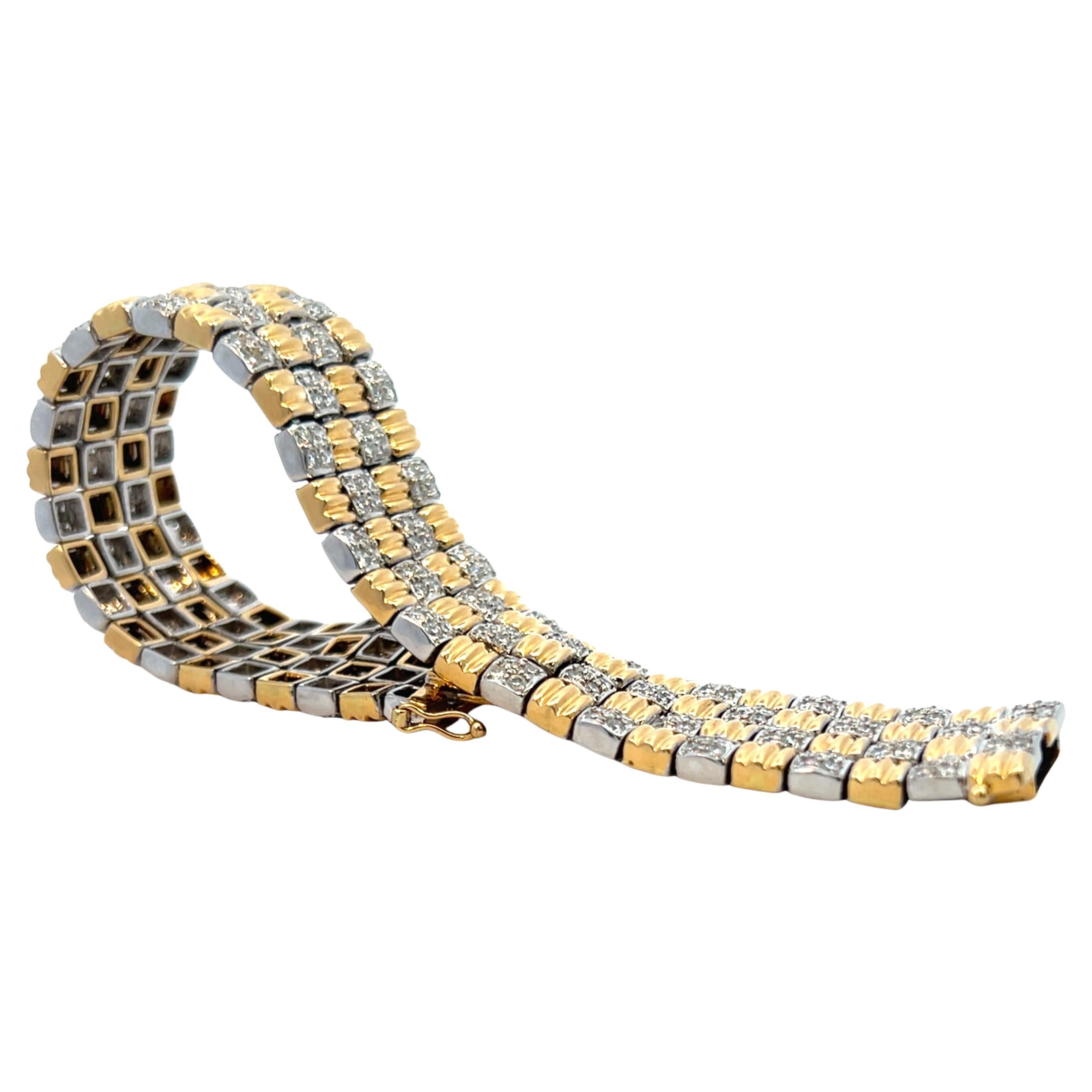 Questo bracciale Diamond Basket Weave è un pezzo senza tempo che unisce un'intricata lavorazione artigianale a un design sofisticato. La struttura in oro giallo e bianco a 18 carati presenta un elegante motivo alternato di tonalità d'oro che crea