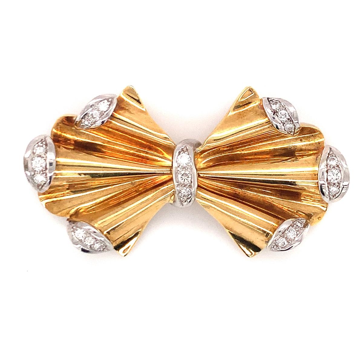 Taille brillant Broche rétro en or avec nœud en diamant, c. 1940 en vente