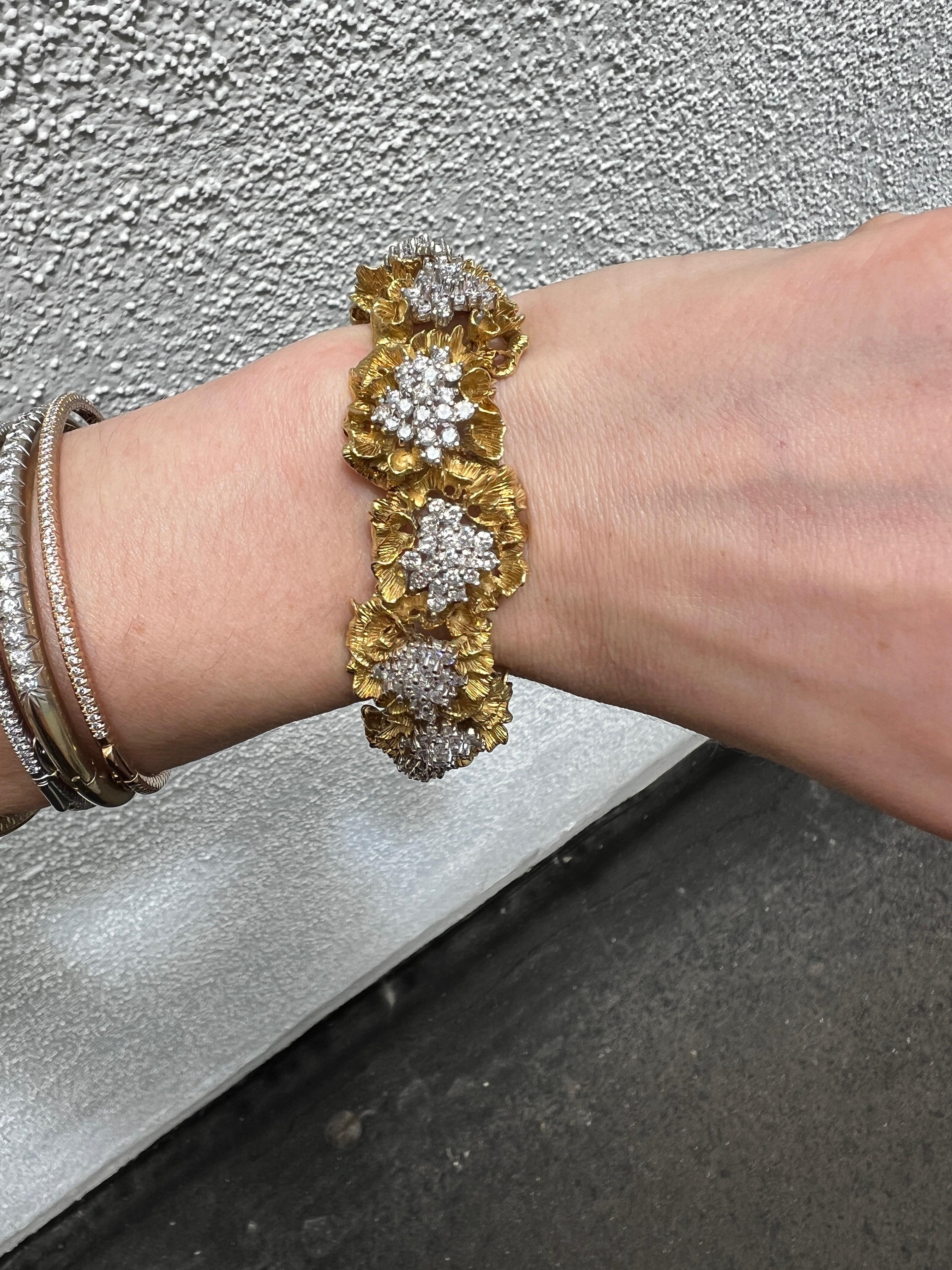 Realizzato a mano in oro giallo da 18 carati, il pezzo presenta un'affascinante serie di 260 diamanti, per un peso totale di circa 8 carati. I diamanti sono incastonati, disposti a grappolo come fiori.
Gli intricati dettagli in filigrana della