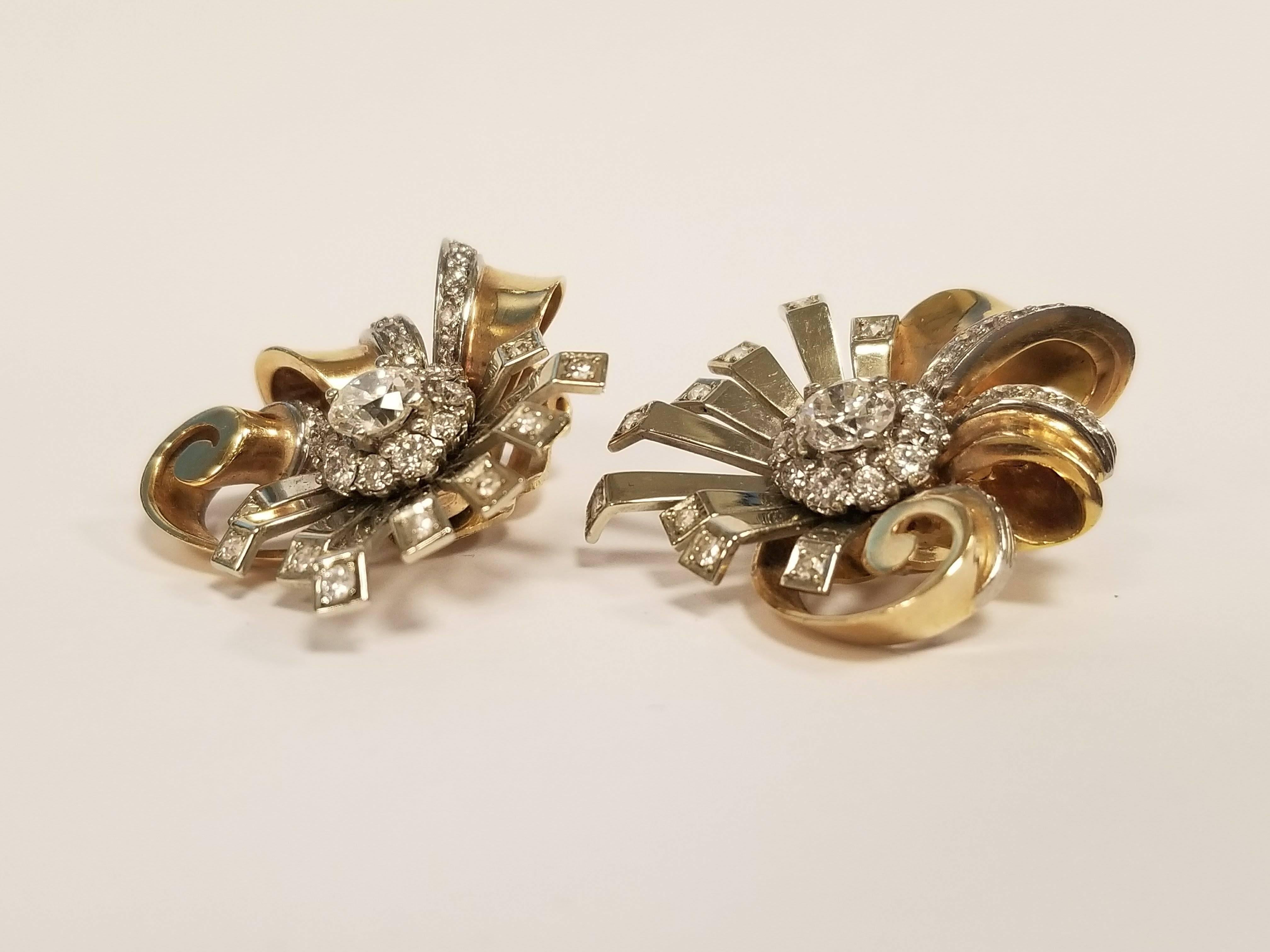 The festive verve of these Retro sunburst mixed metal earrings adorn the ear in dynamism. Exploding forth from a round-cut central diamond, each of its nine geometric arms of white gold appears as a ray of light, terminating with a single diamond,
