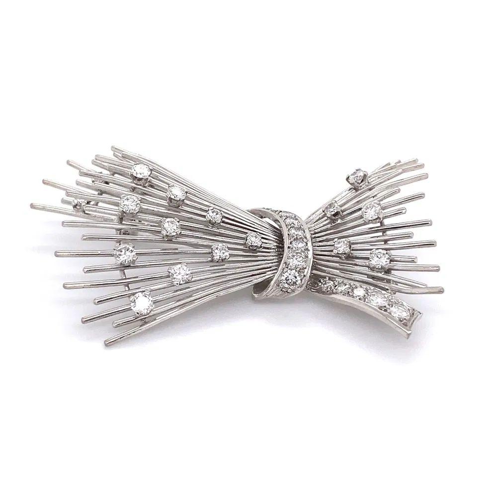 Semplicemente bello! Spilla in oro bianco con spruzzo di diamanti retrò, finemente dettagliata. Splendidamente realizzato a mano in oro bianco 18 carati e con diamanti incastonati a mano, per un peso totale di circa 2,00 carati. Misura circa 2,22