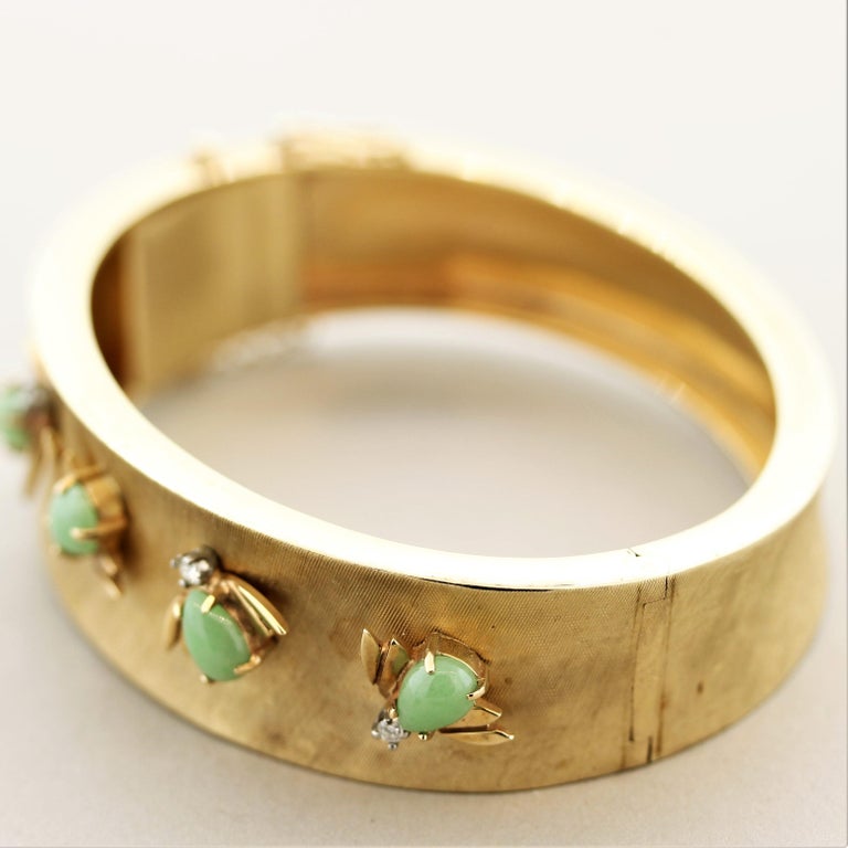 Mixed Cut Retro Diamond Jade Gold Bee Bangle Bracelet For Sale