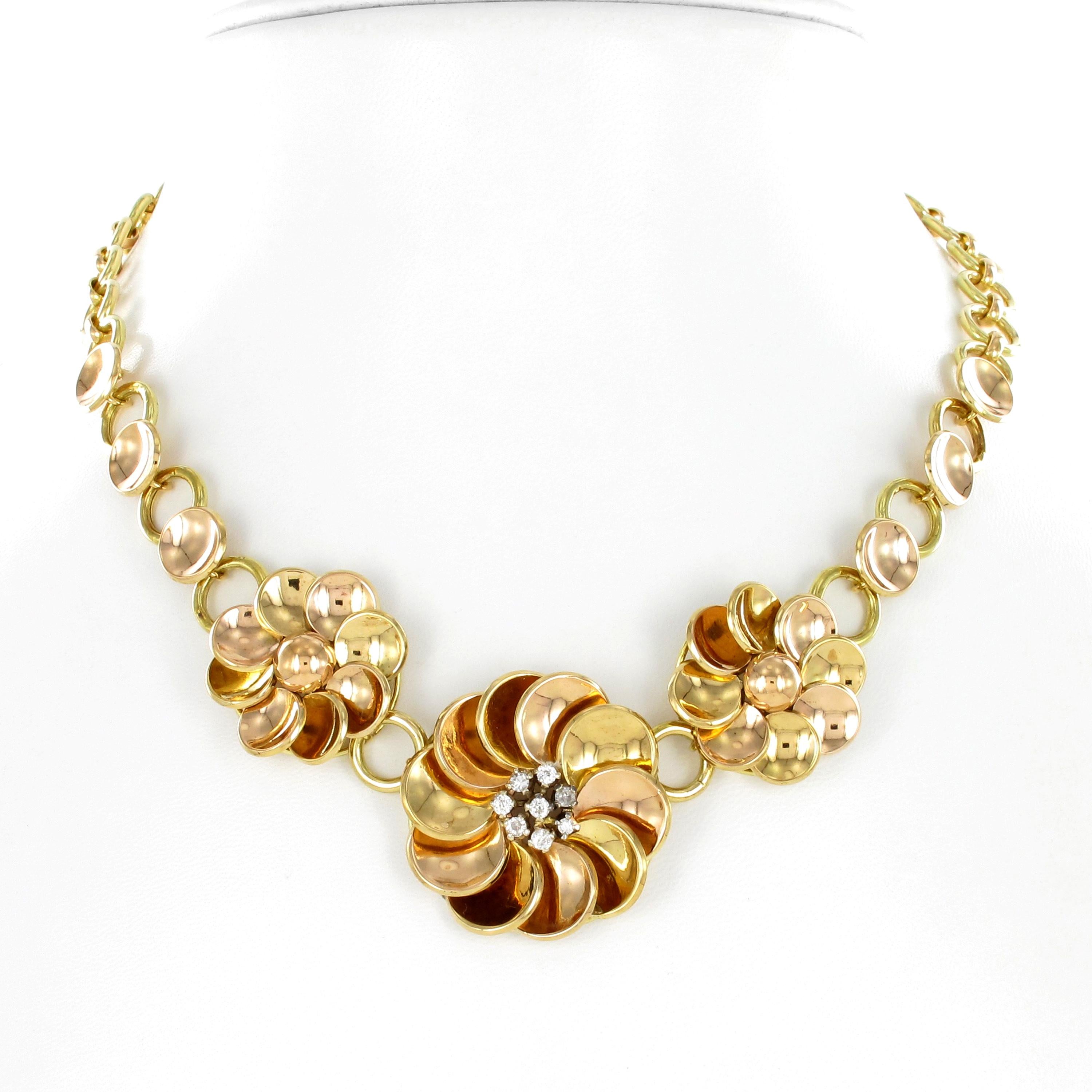 This unique Retro flower necklace is carefully crafted in 18 karat yellow and rose gold. The centre consists of three generously sized round flowers with leaves alternately worked in rose and yellow gold and arranged in a rosette shape. The pistils
