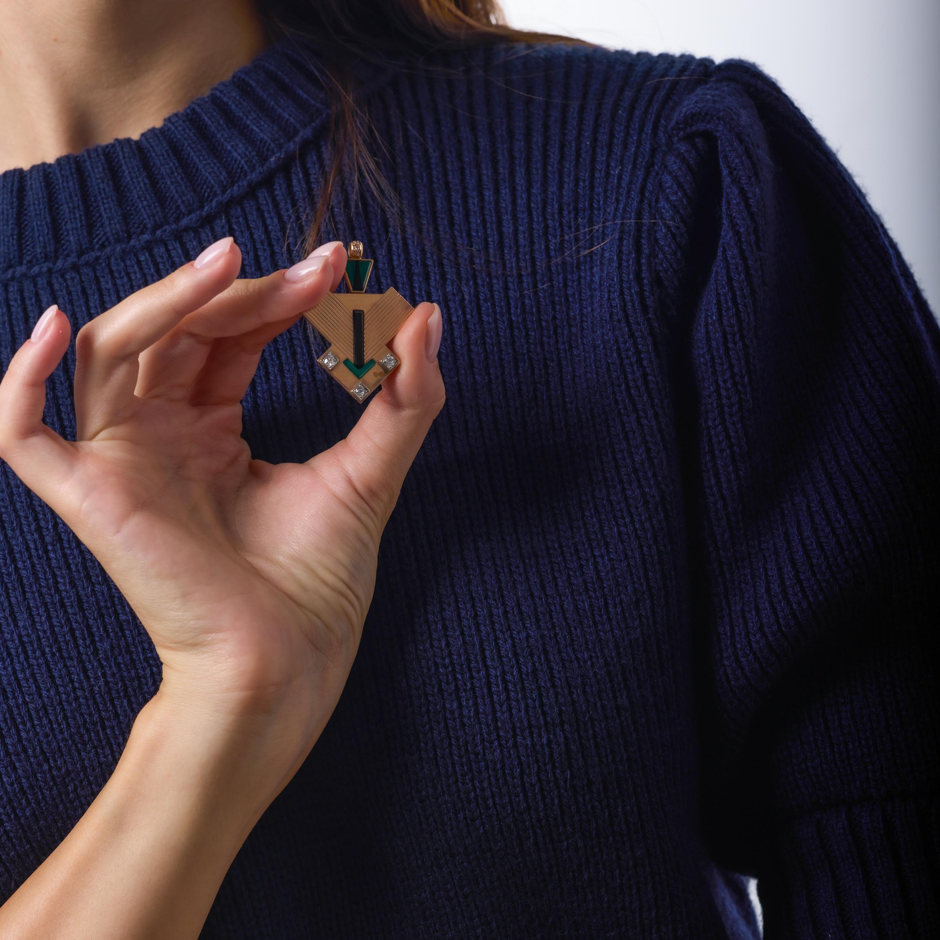 This striking Retro pendant blends the soft warmth of rose gold with the bold contrast of onyx and chalcedony, all highlighted by shimmering old mine cut diamonds. Its elongated silhouette captures the expressive, sculptural spirit of the 1940s,
