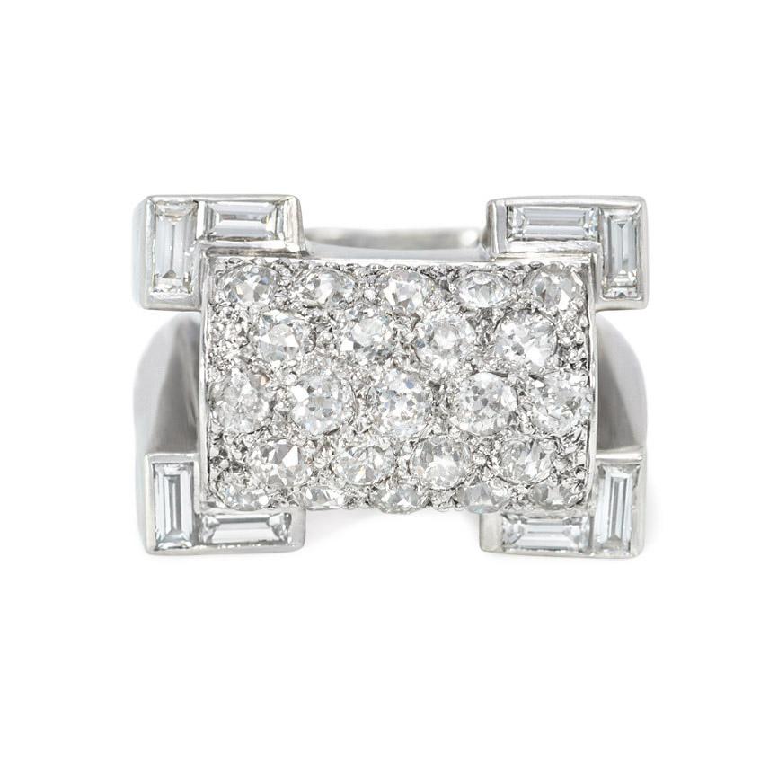 Bague rétro odeonesque en platine, or et diamant de conception géométrique, présentant un centre demi-cylindrique pavé de diamants avec des coins rentrants sertis de baguettes, en 18k et platine.  Importation française.  Atw 2.94 cts.  Dimensions