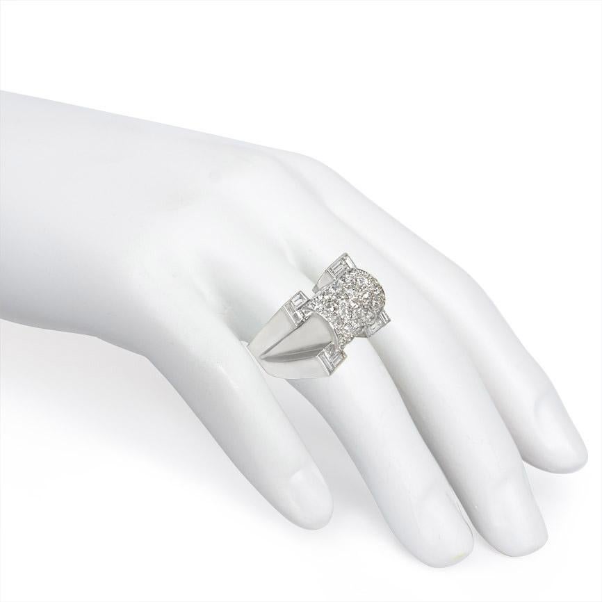 Taille baguette Bague rétro en diamant, platine et or de conception sculpturale géométrique en vente