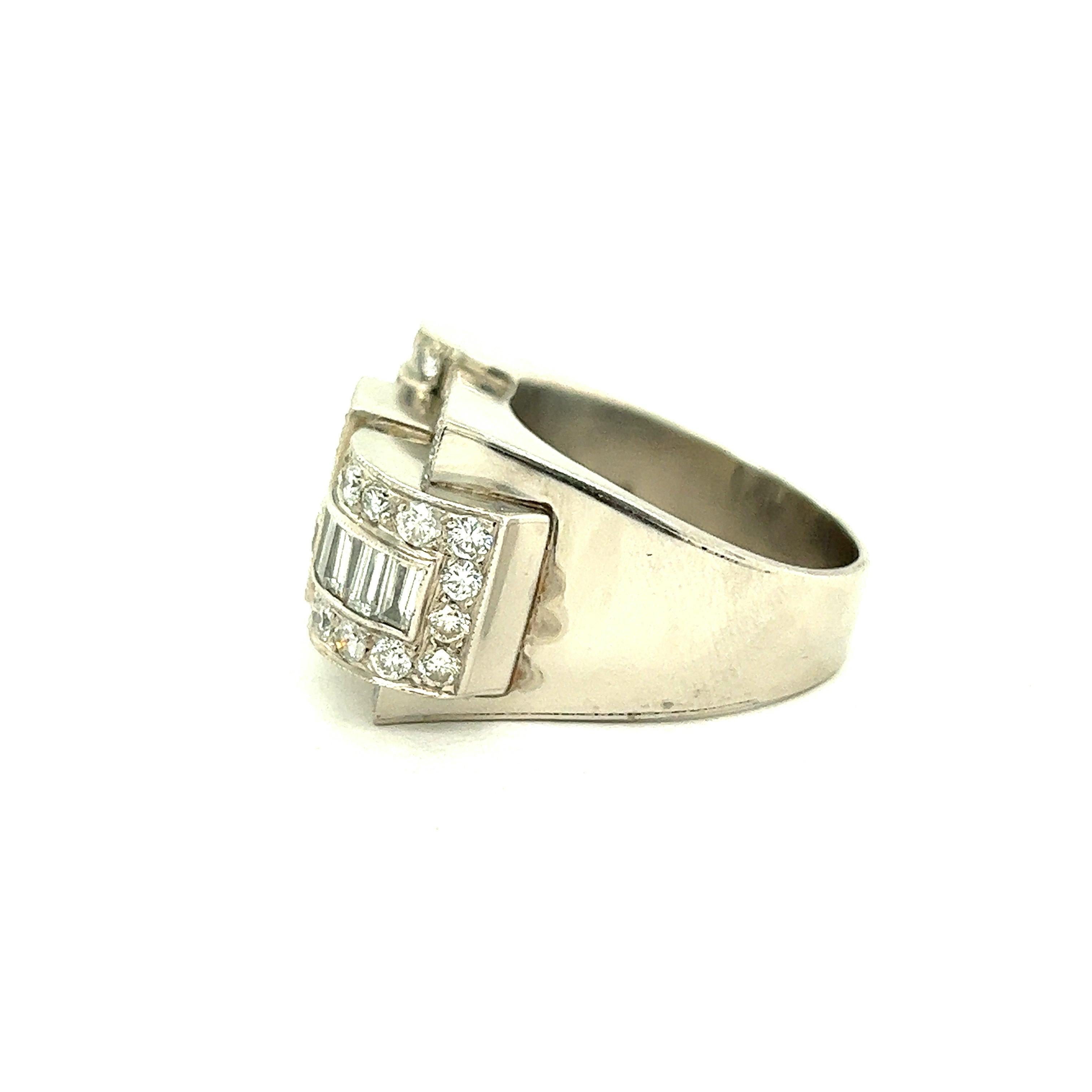 Bague rétro en platine et diamants Unisexe en vente