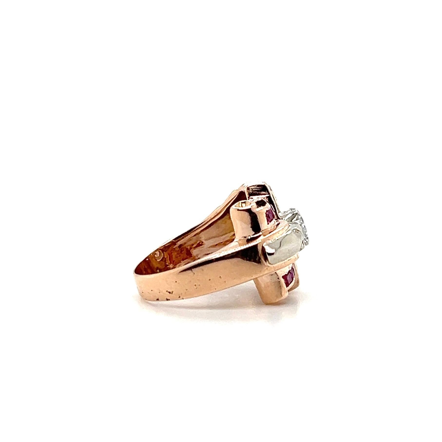 Anello retrò con diamante e rubino in oro rosa e giallo 14k con design a carrarmato anni '40 in vendita 4