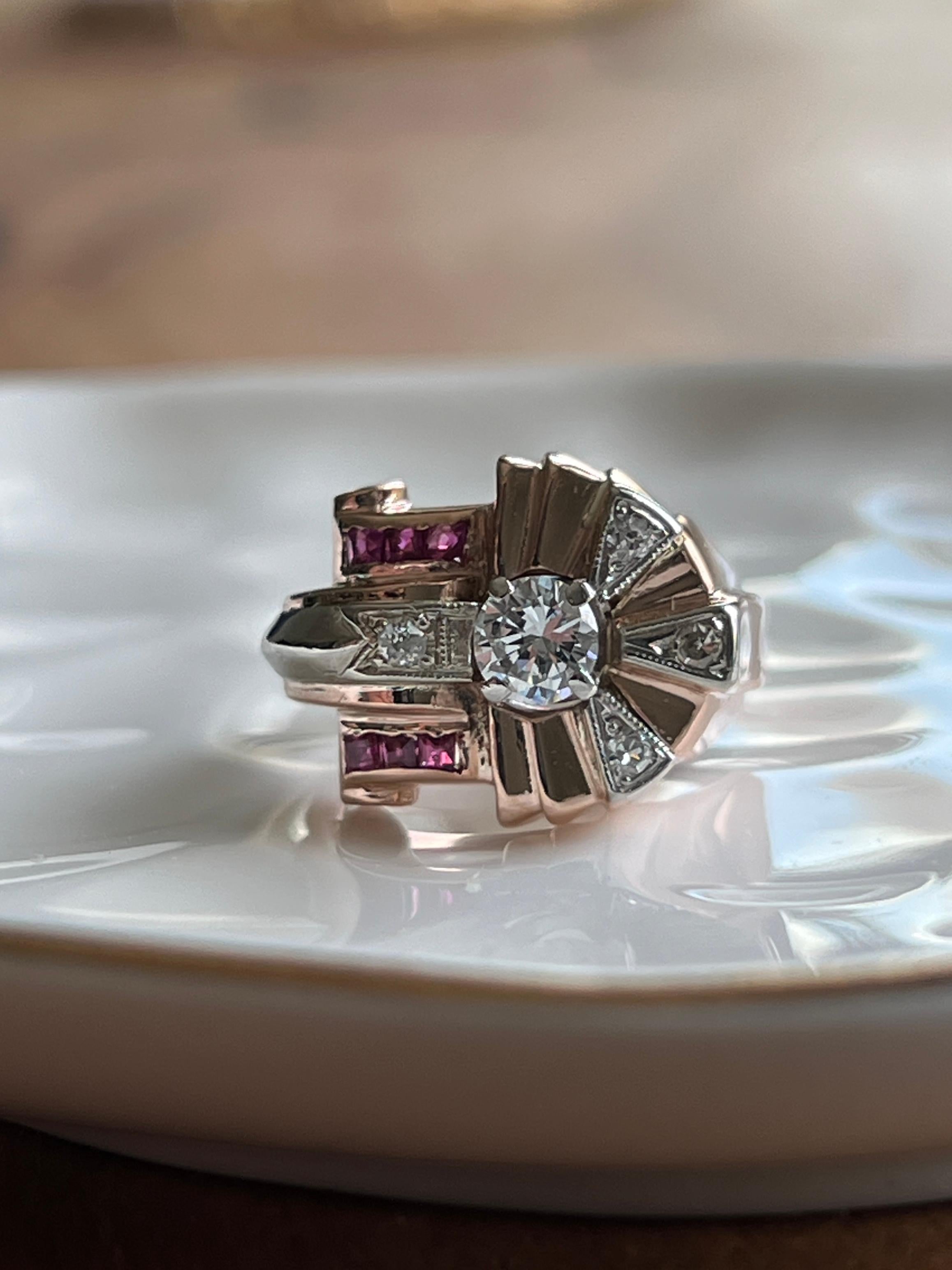Questo audace anello retrò degli anni '40 è realizzato in oro bianco e rosa a 14 carati e disegnato nel sorprendente stile 