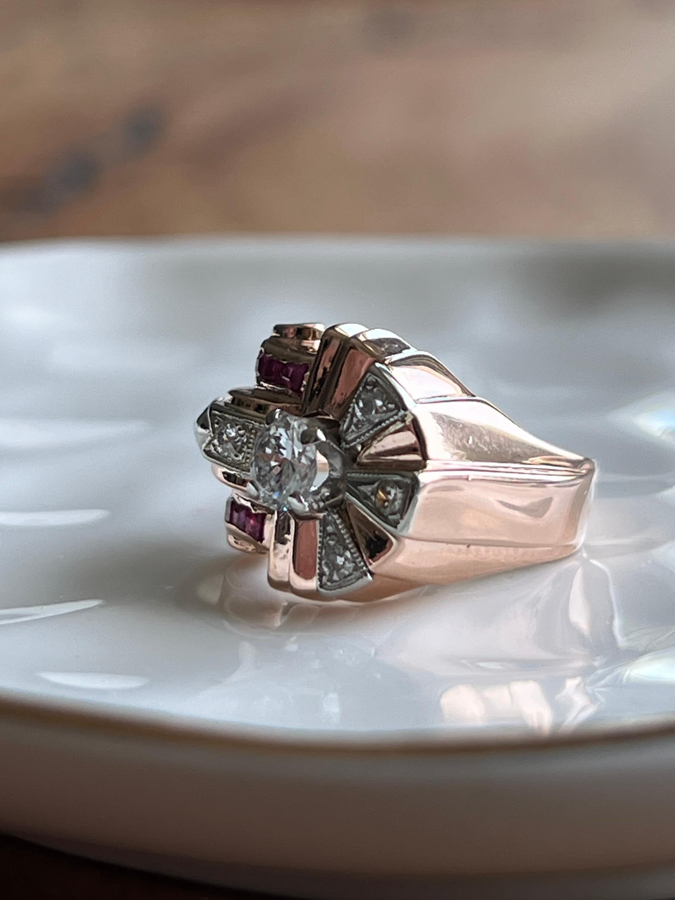 Rétro Anello retrò con diamante e rubino in oro rosa e giallo 14k con design a carrarmato anni '40 in vendita