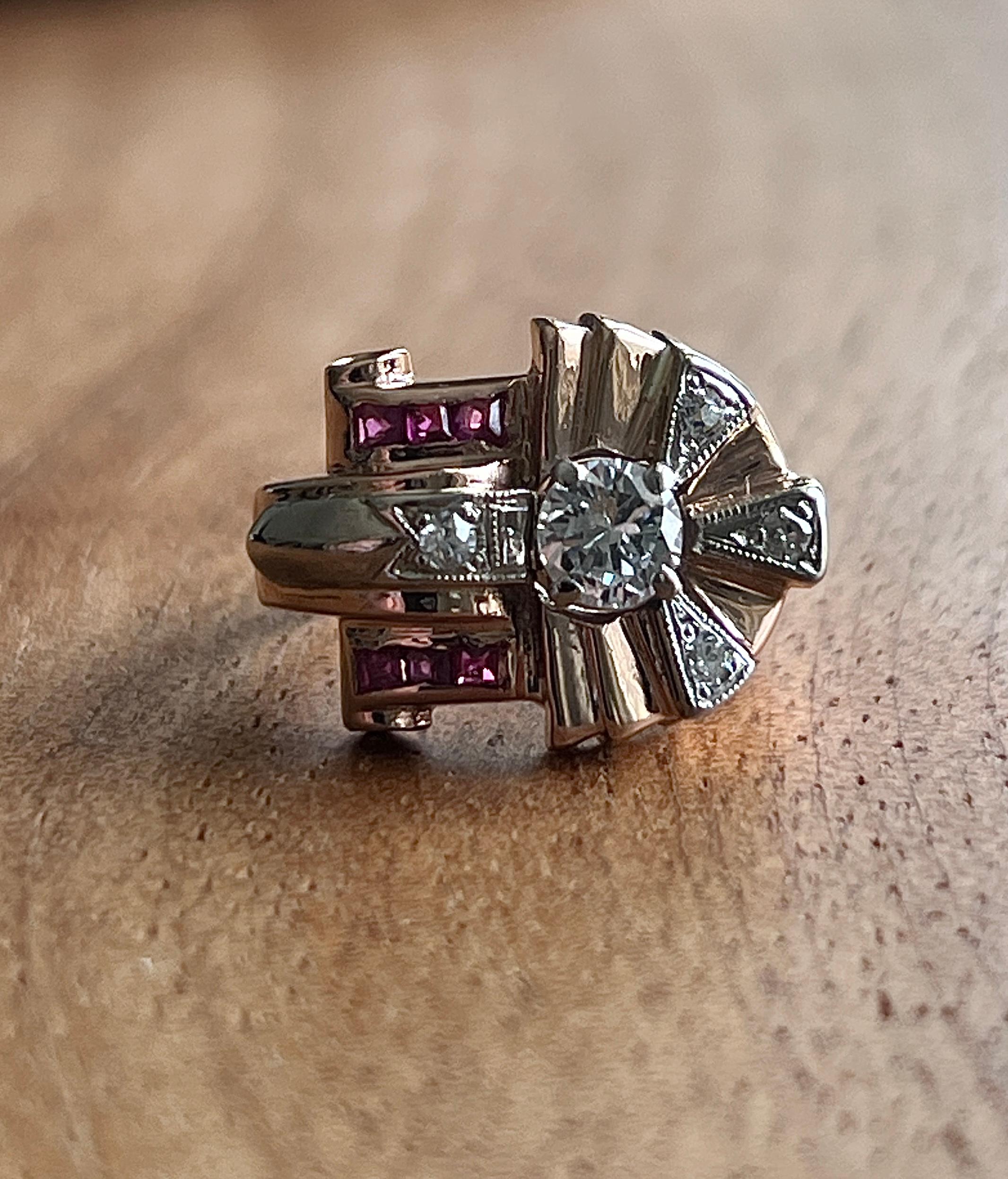 Anello retrò con diamante e rubino in oro rosa e giallo 14k con design a carrarmato anni '40 In condizioni buone in vendita a Towson, MD