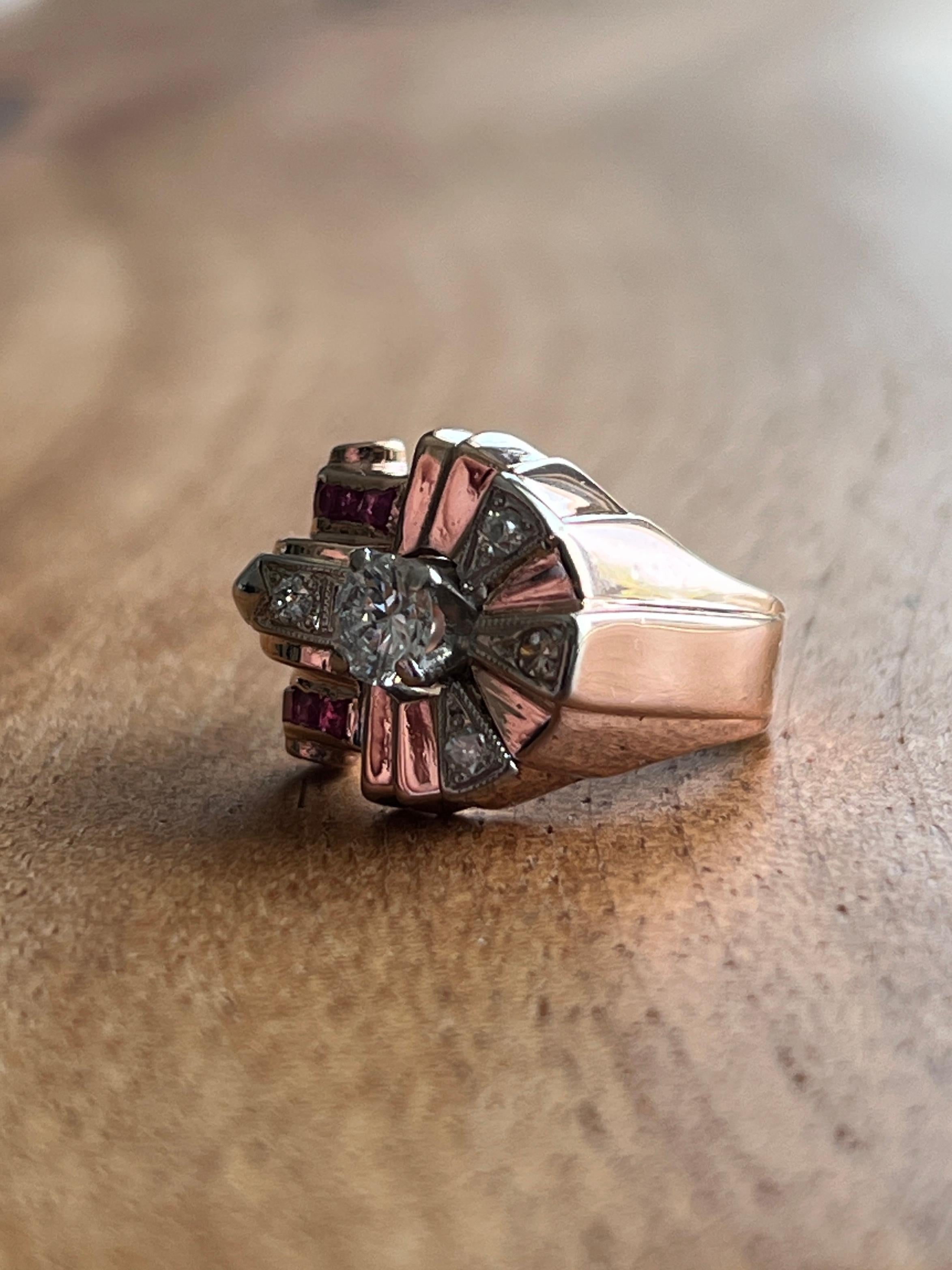 da uomo o donna Anello retrò con diamante e rubino in oro rosa e giallo 14k con design a carrarmato anni '40 in vendita