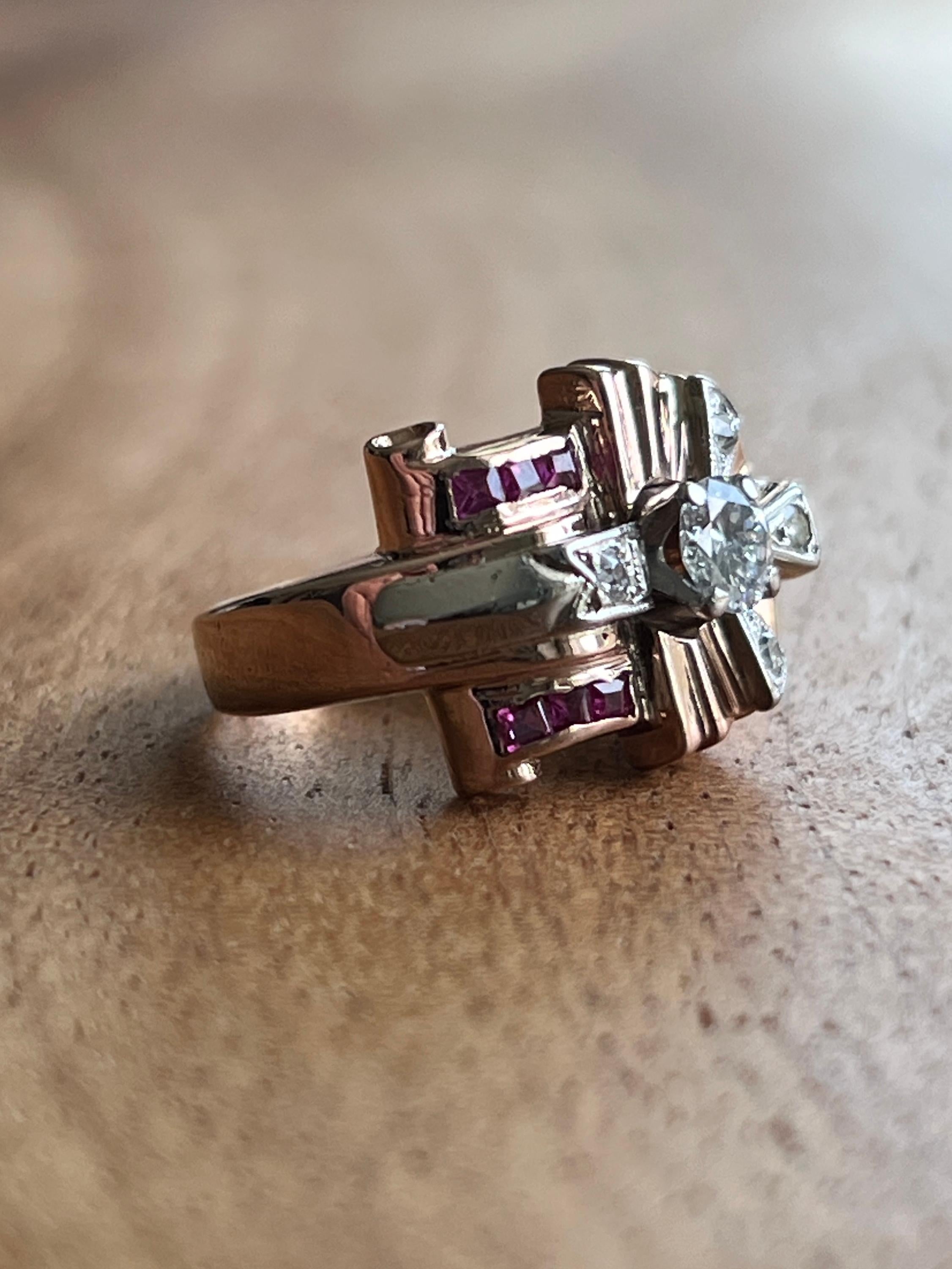 Anello retrò con diamante e rubino in oro rosa e giallo 14k con design a carrarmato anni '40 in vendita 1
