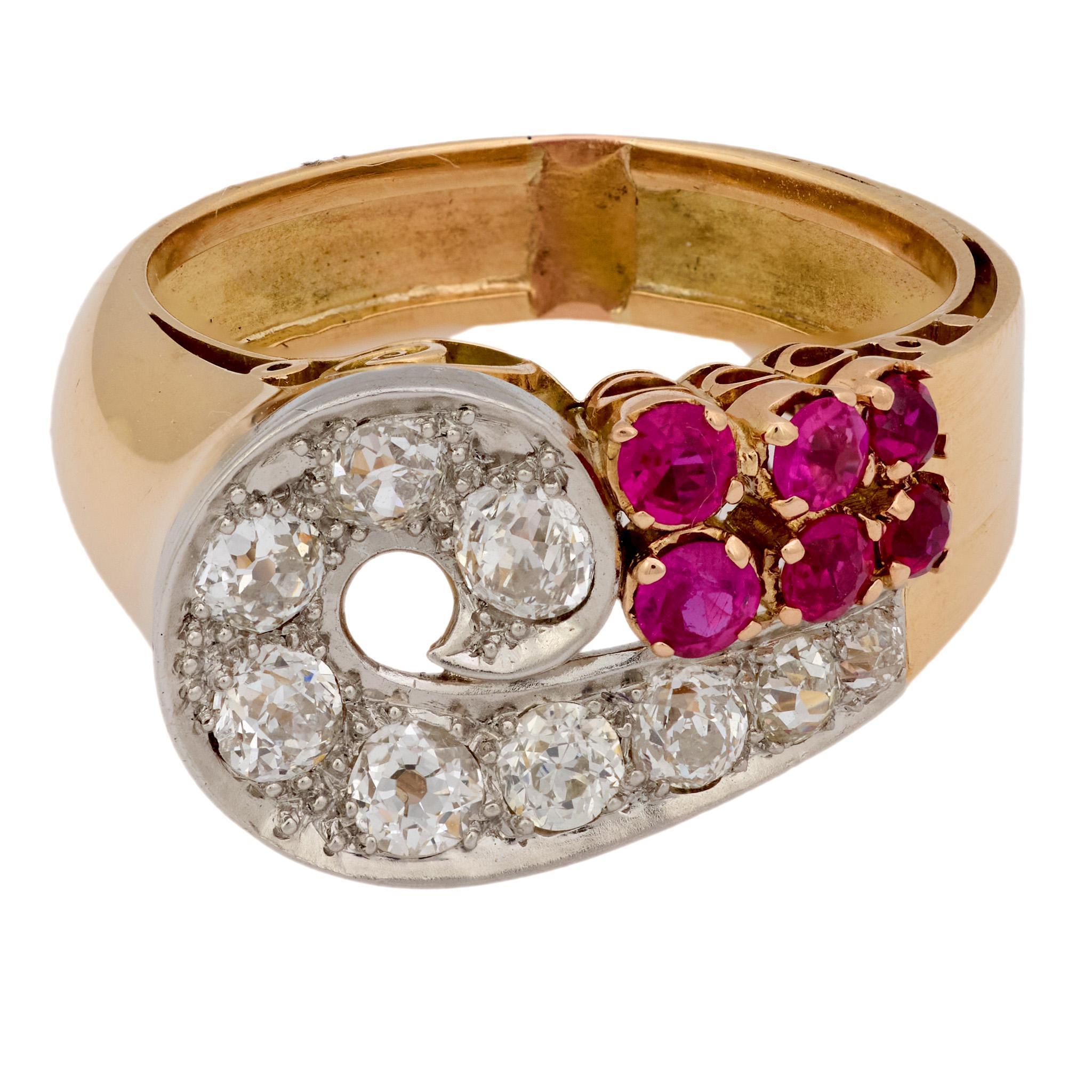 Cette bague audacieuse de l'ère rétro des années 1940 présente neuf diamants étincelants de taille ancienne totalisant environ 1,20 carat, dont l'éclat doux est rehaussé par la couleur G-H et la pureté VS-SI. Entre les diamants, six rubis ronds de