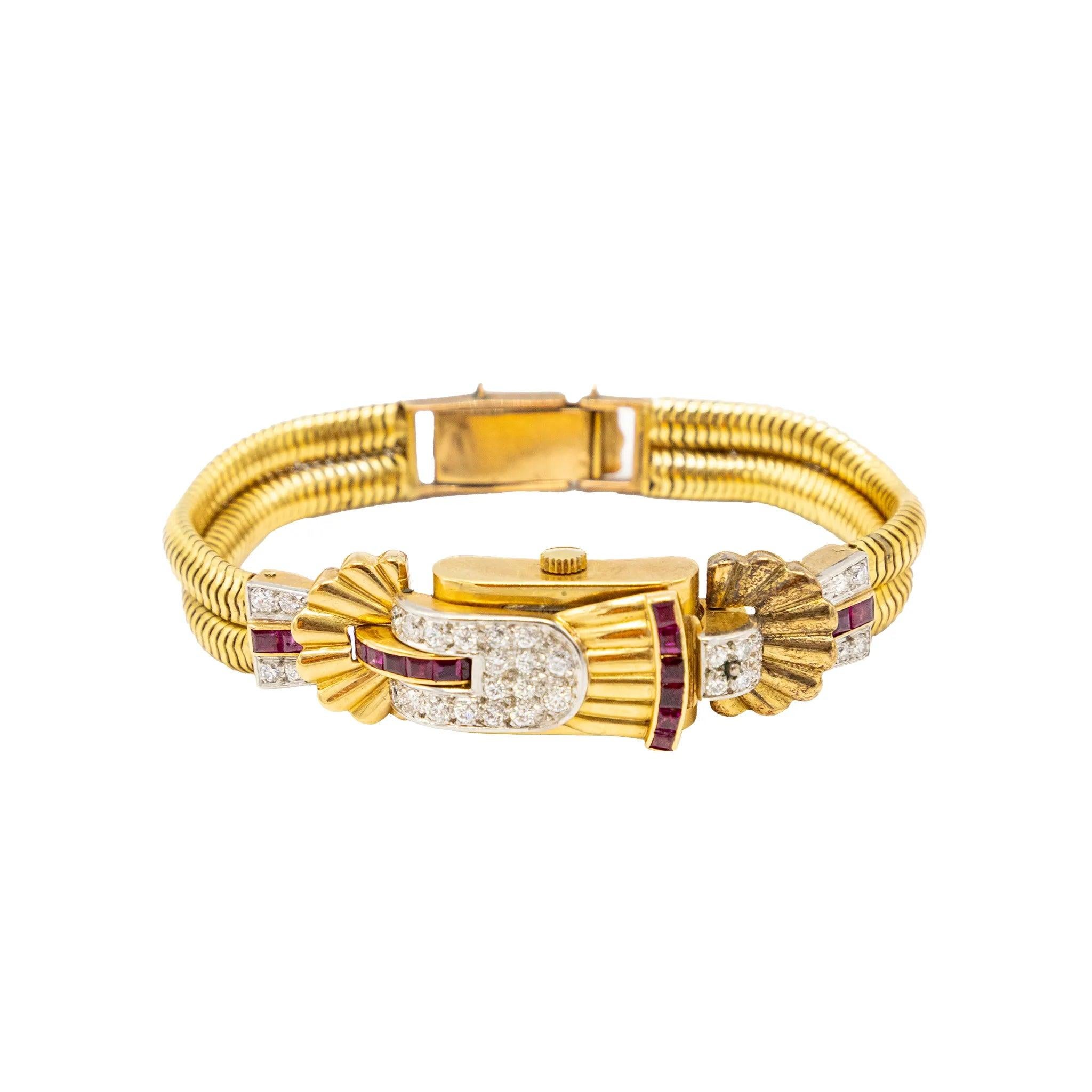Ein atemberaubendes Beispiel für den Retro-Glamour der 1940er Jahre ist diese wandelbare Schmuckuhr, deren Zifferblatt sich unter einer skulpturalen Abdeckung mit Fächermotiv verbirgt. Das Armband aus 18 Karat Gelbgold mit einem Gewicht von ca.