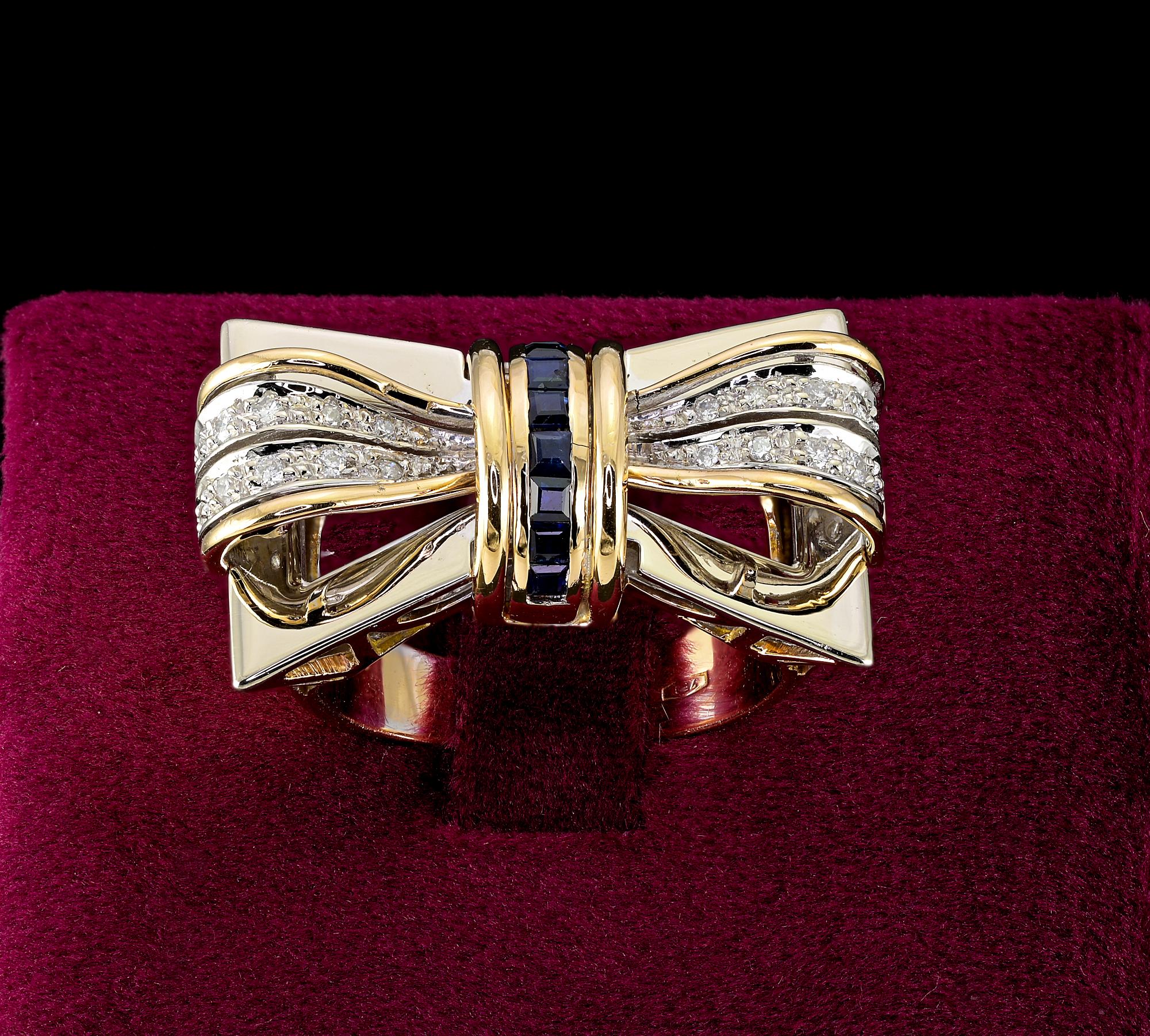 Dieser einzigartige Retro-Ring ist 1940 ca
Gekonnt handgefertigt aus massivem 18 KT Bicolor Weiß und Gelb für mehr Wirkung
Hervorragende große Schleife Design in einer schönen offenen Arbeit in ganz mit Diamanten und Saphiren besetzt
Ca. .70 ct