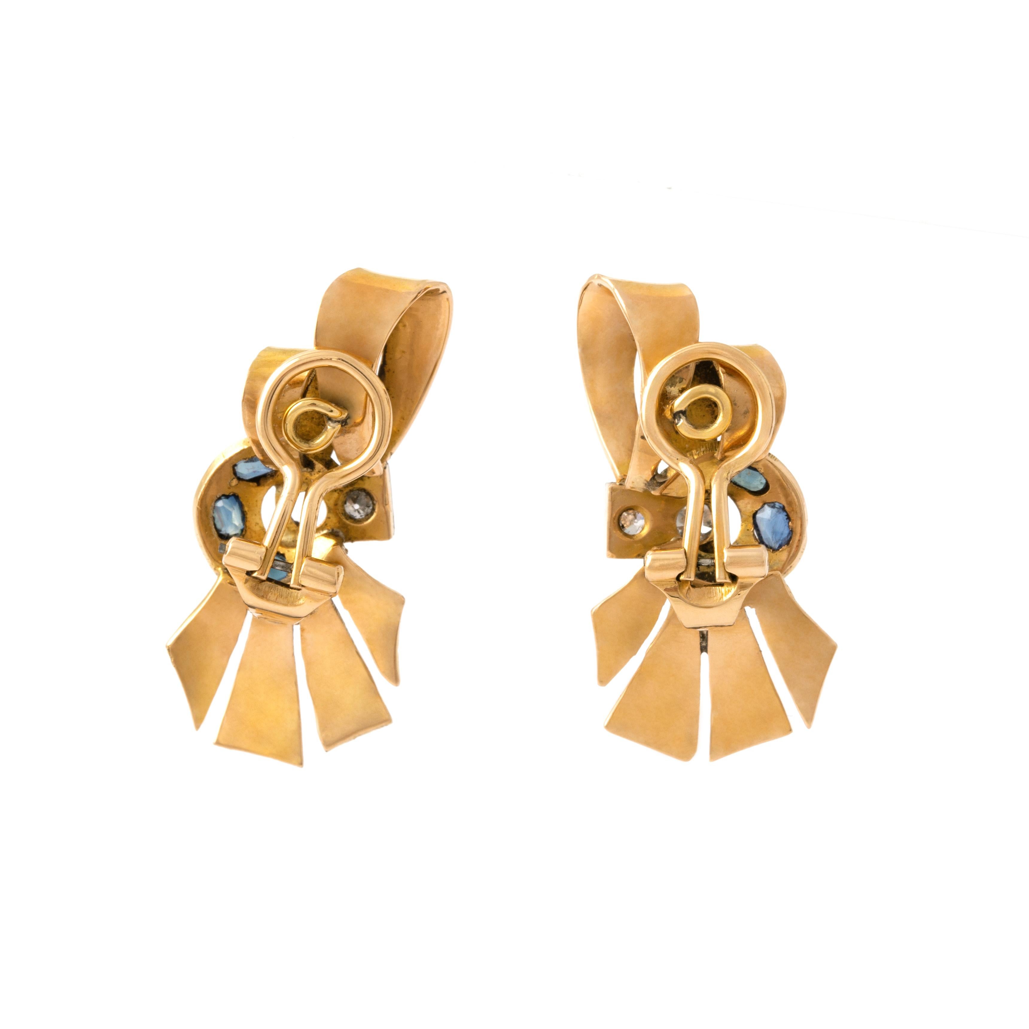 Orecchini retrò con diamante e zaffiro in oro 18 carati.
Circa 1950. 

Altezza totale: circa 3.10 centimetri.
Larghezza totale: circa.  1,40 centimetri.

Peso totale: 10,76 grammi