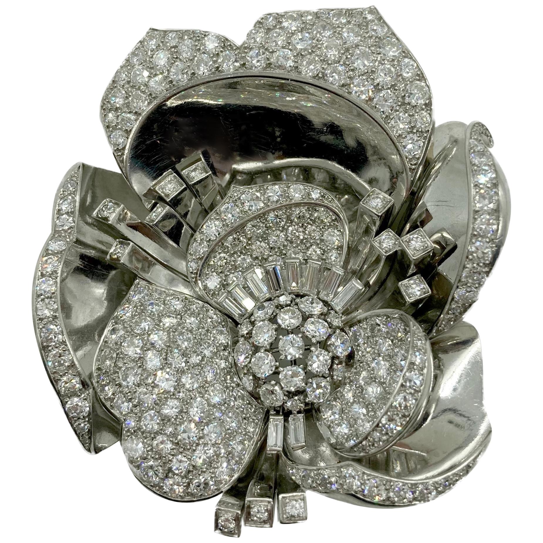 Broche rétro à fleurs en or blanc et diamants en vente