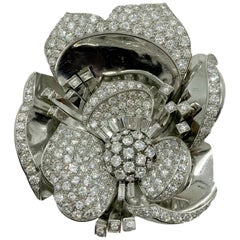 Broche rétro à fleurs en or blanc et diamants