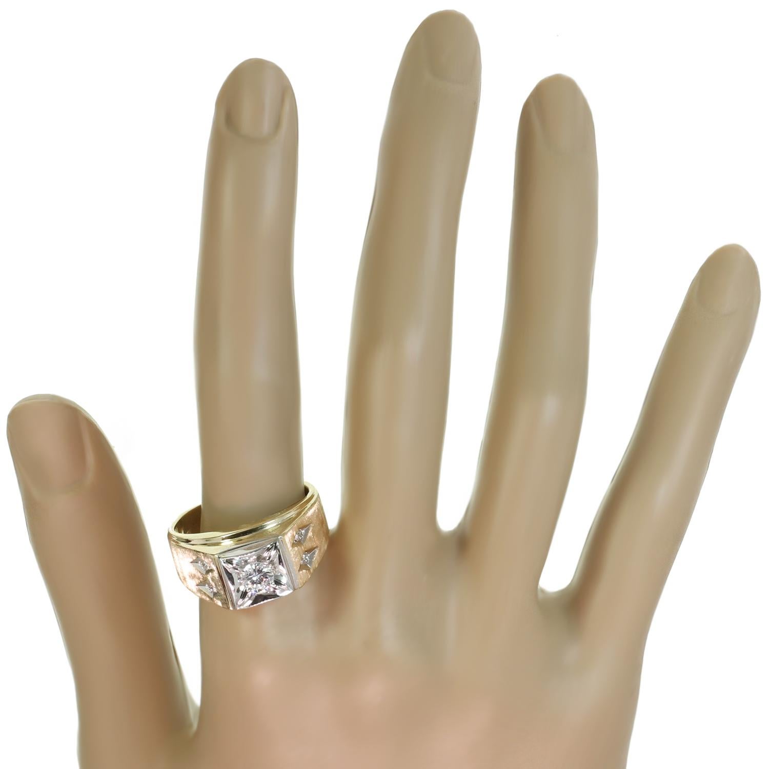 Retro Herrenring aus Weiß- und Gelbgold mit Diamanten im Zustand „Hervorragend“ im Angebot in New York, NY