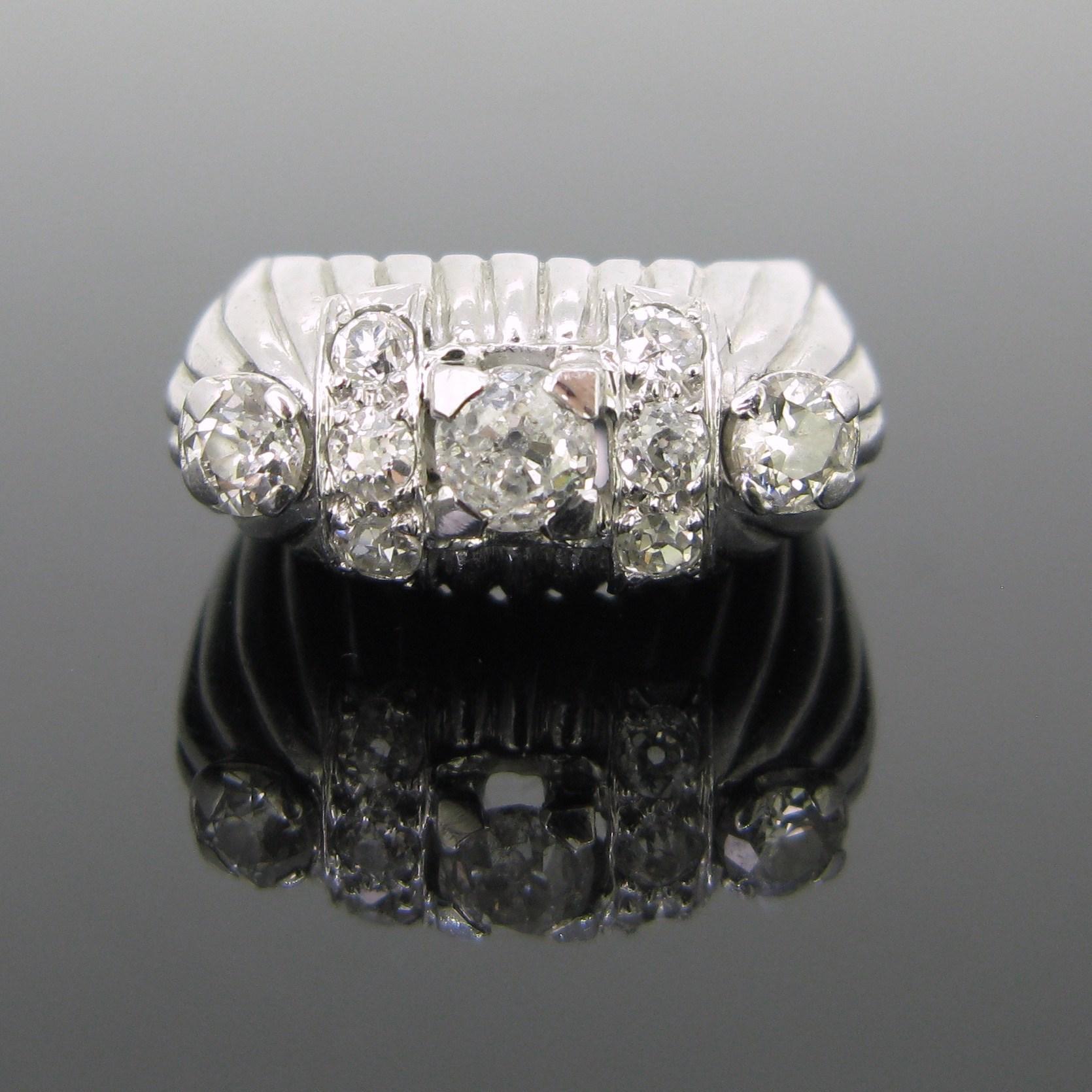 Retro Diamonds Ribbed Ring, 18kt Gold and Platinum, France, circa 1940 In Good Condition In London, GB