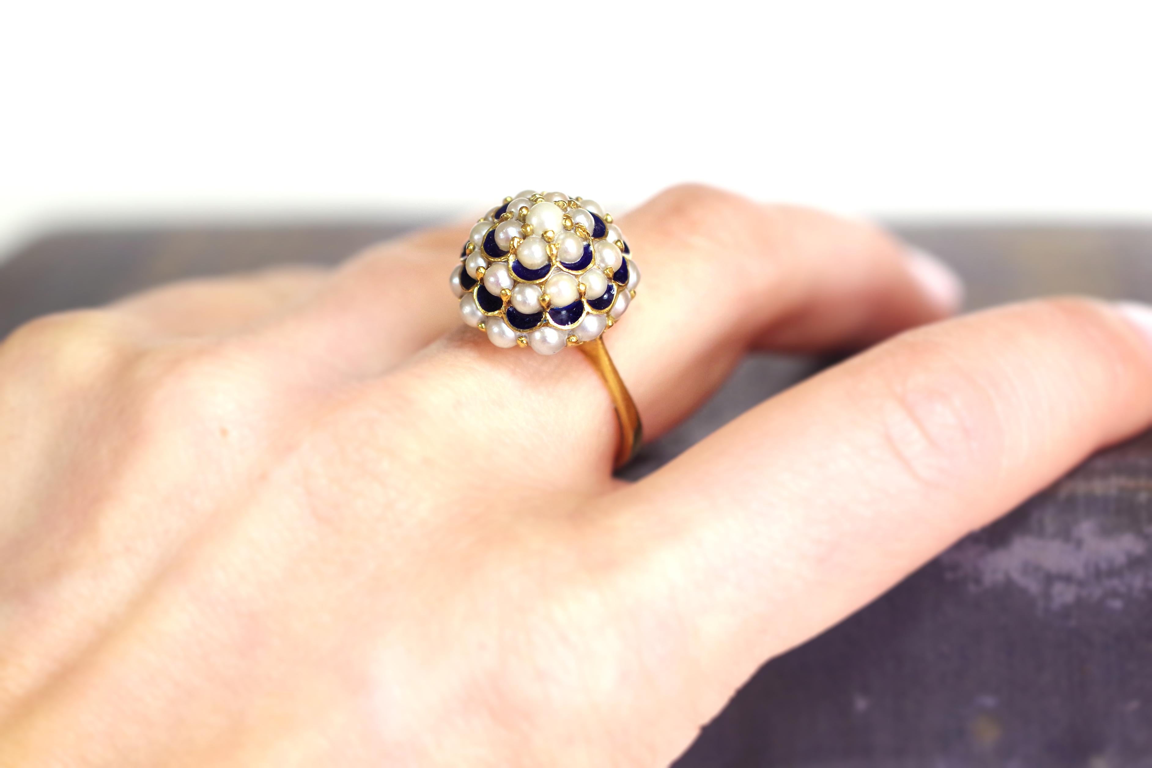 Retro Dome Pearl Ring Made of 18 Karat Yellow Gold In Fair Condition For Sale In PARIS, FR