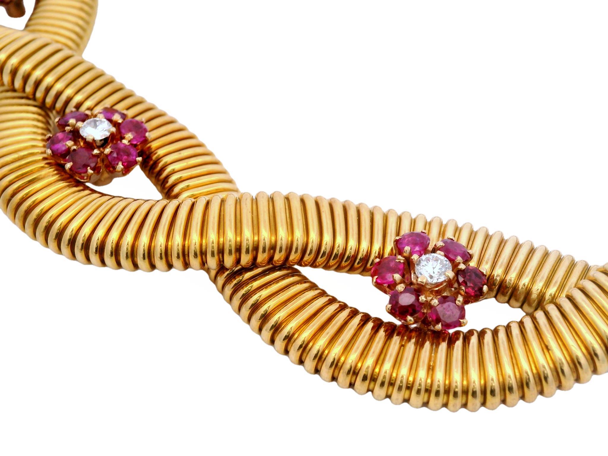 This Vintage Retro Double Tubogas Necklace, while rooted in the bold style of the 1950s, still holds its charm and appeal today. The retro design, with its interwoven gold links and textured ribbed effect, reflects the fashion trends of its time,