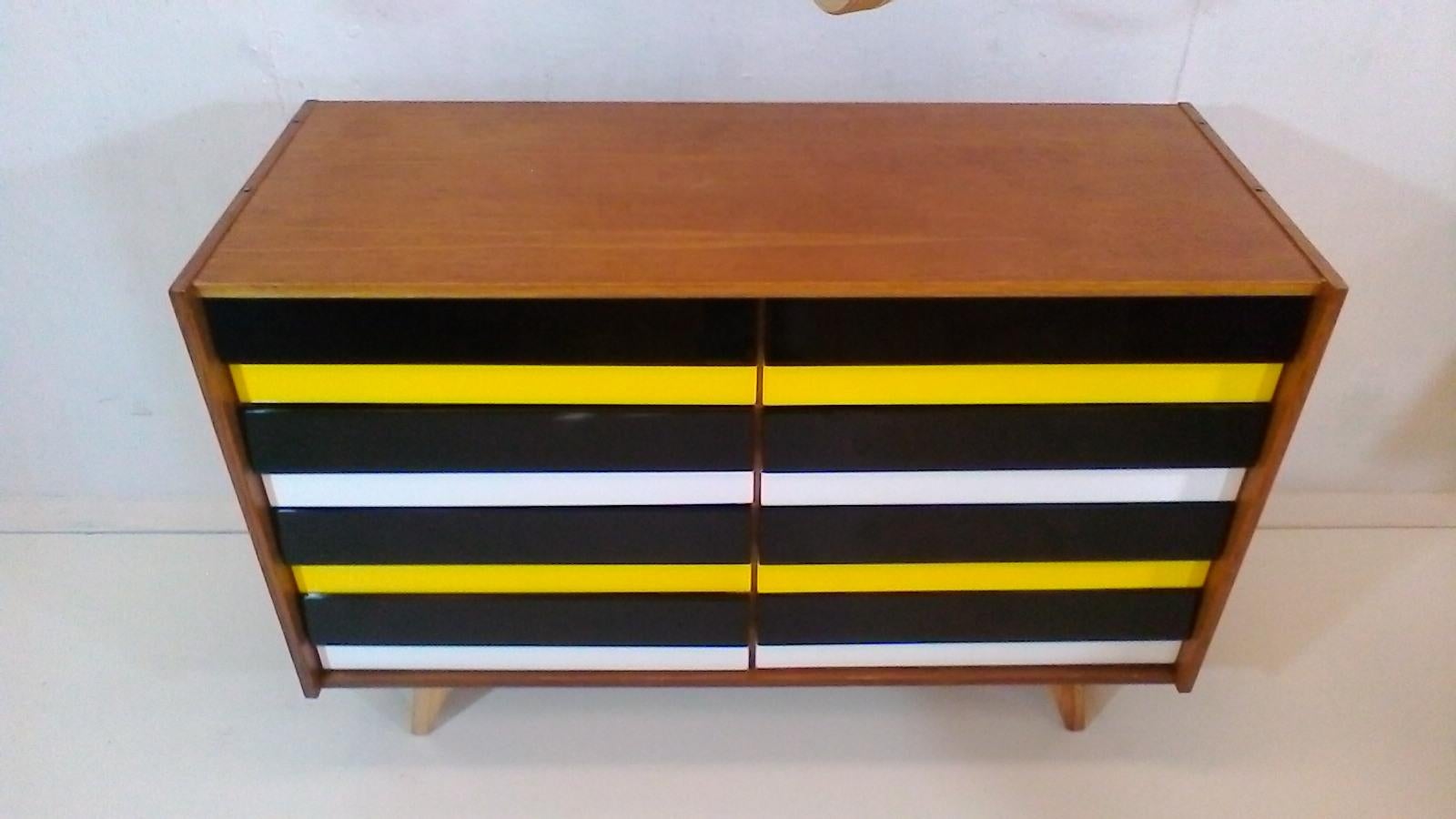 Retro wooden drawer chest, veneer in the style of stained oak, drawers have new coating polyurethan hard varnish to black, white and yellow color. Made in 1960 by the design of Jiri Jiroutka,
manufacturer of Interier Praha.