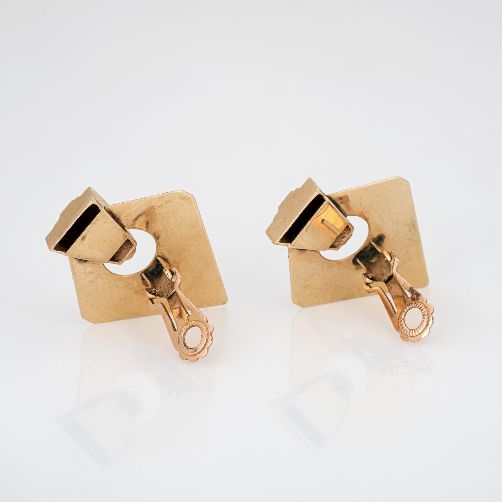 Elegantes Paar Retro-Kombi aus 14k Weißgold (ca. 1940er bis 1950er Jahre). 

Die stilvollen Ohrringe sind in einem dreieckigen Motiv mit geriffelter Oberfläche gestaltet. Mit einer Länge von 1 1/2 Zoll sind die Ohrringe ein gewagtes Statement,