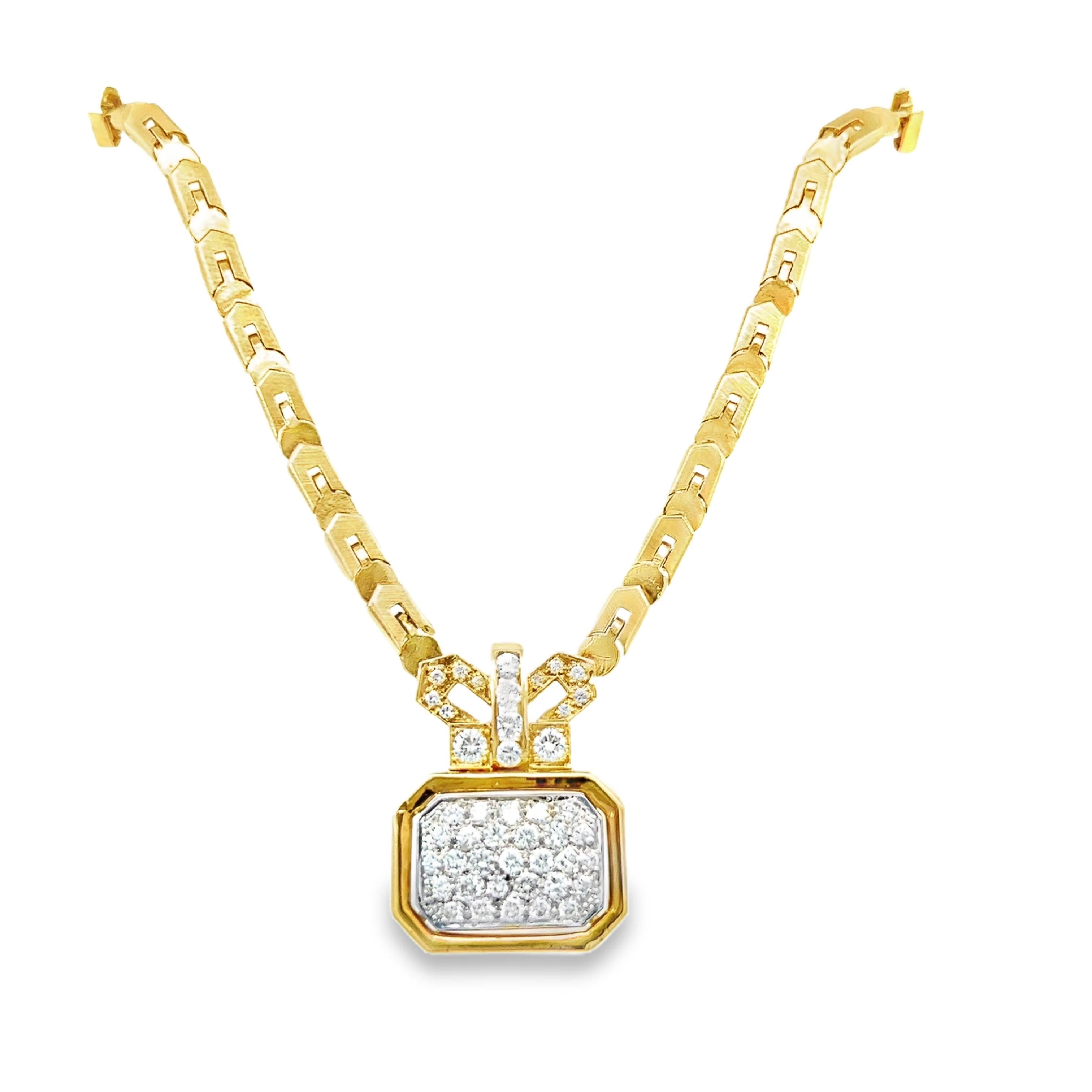 Collana retrò con diamante in oro giallo 18k. Questa squisita collana con ciondolo in oro giallo e bianco 18k presenta un audace design geometrico, sapientemente realizzato con una fusione di influenze egiziane e bizantine. Il ciondolo in oro bianco