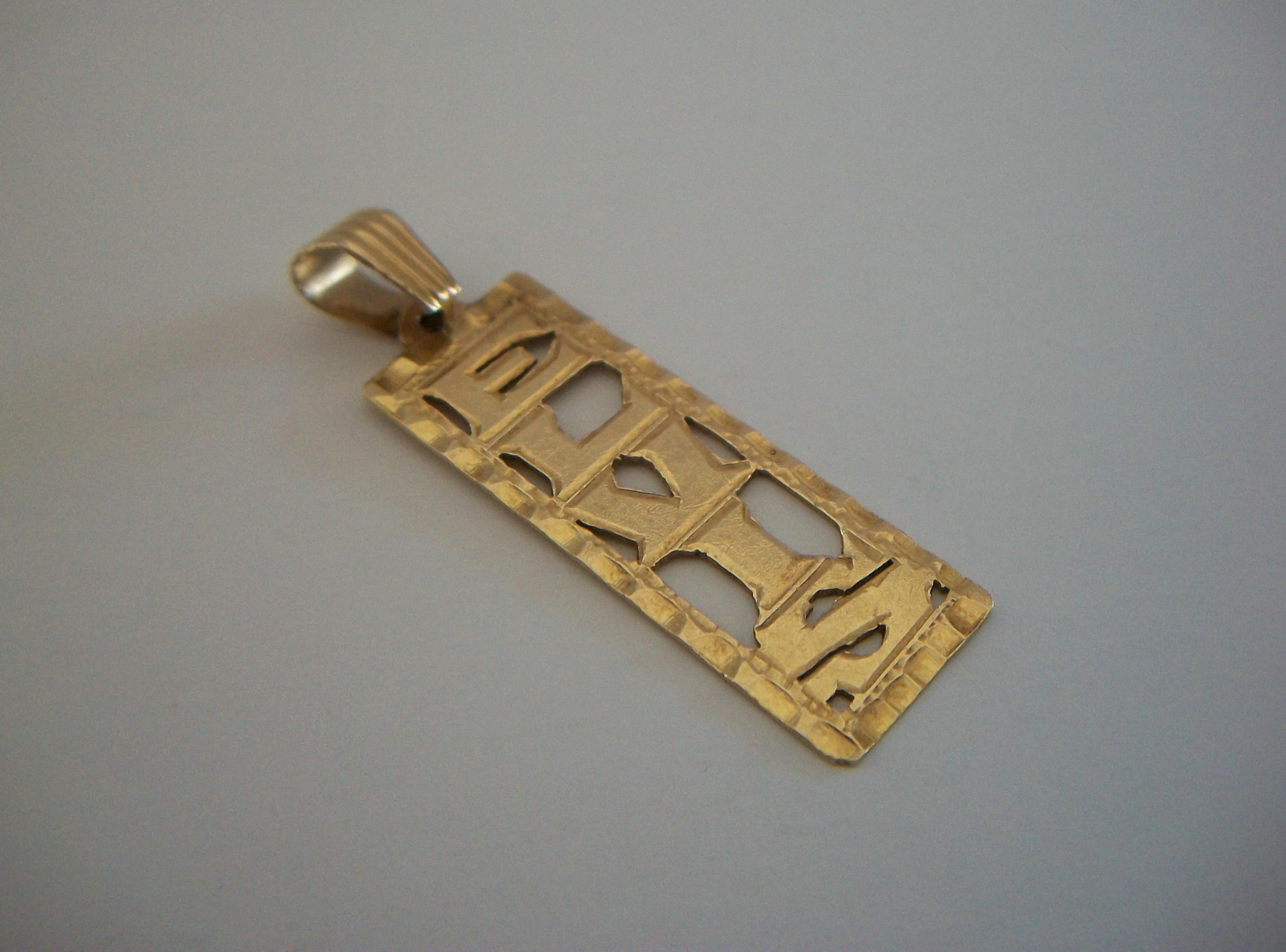 Collier pendentif Retro Elvis - Or jaune 14K - U.S.A. - Circa 1970's Bon état - En vente à Chatham, CA