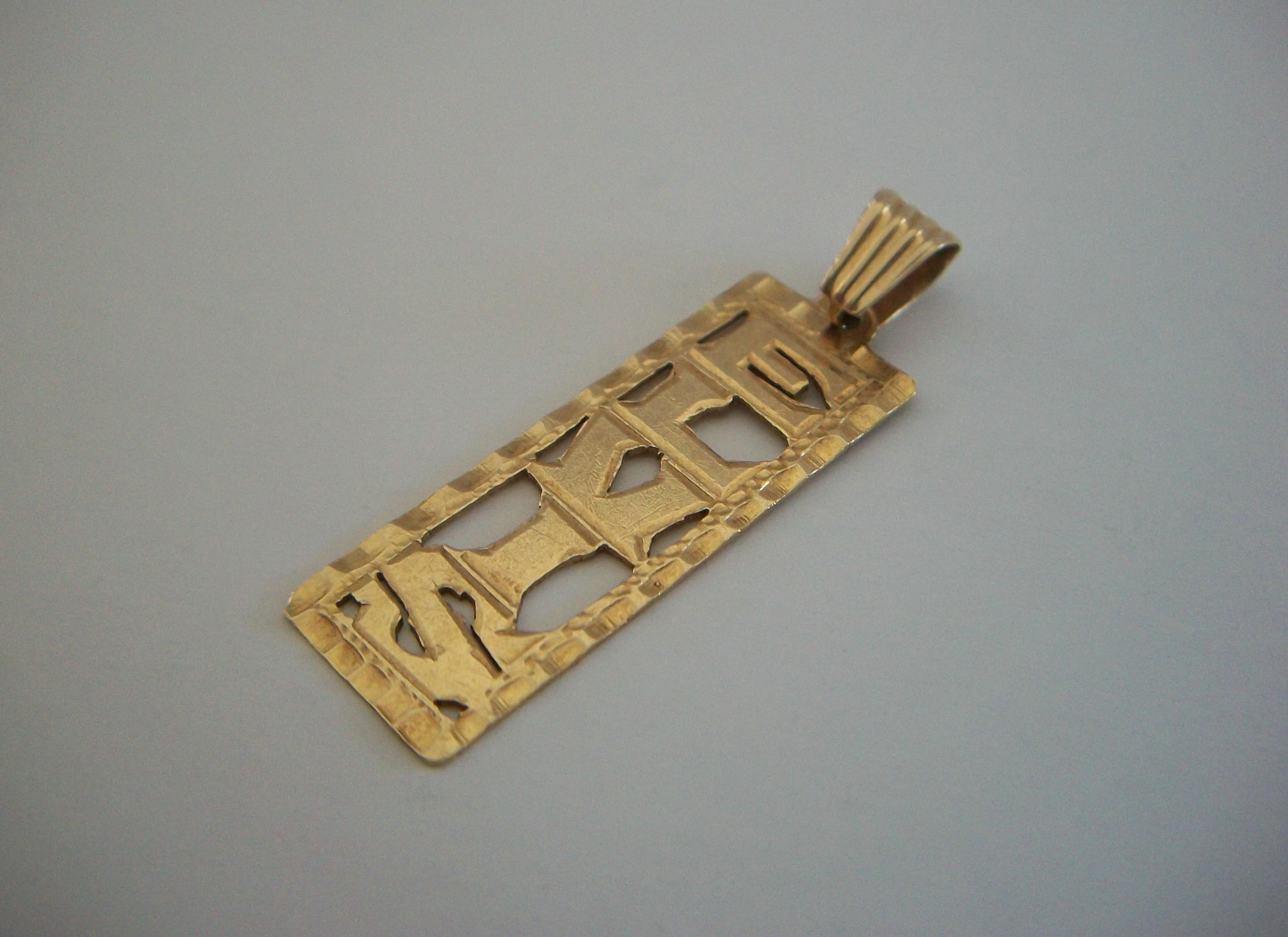 Collier pendentif Retro Elvis - Or jaune 14K - U.S.A. - Circa 1970's Unisexe en vente