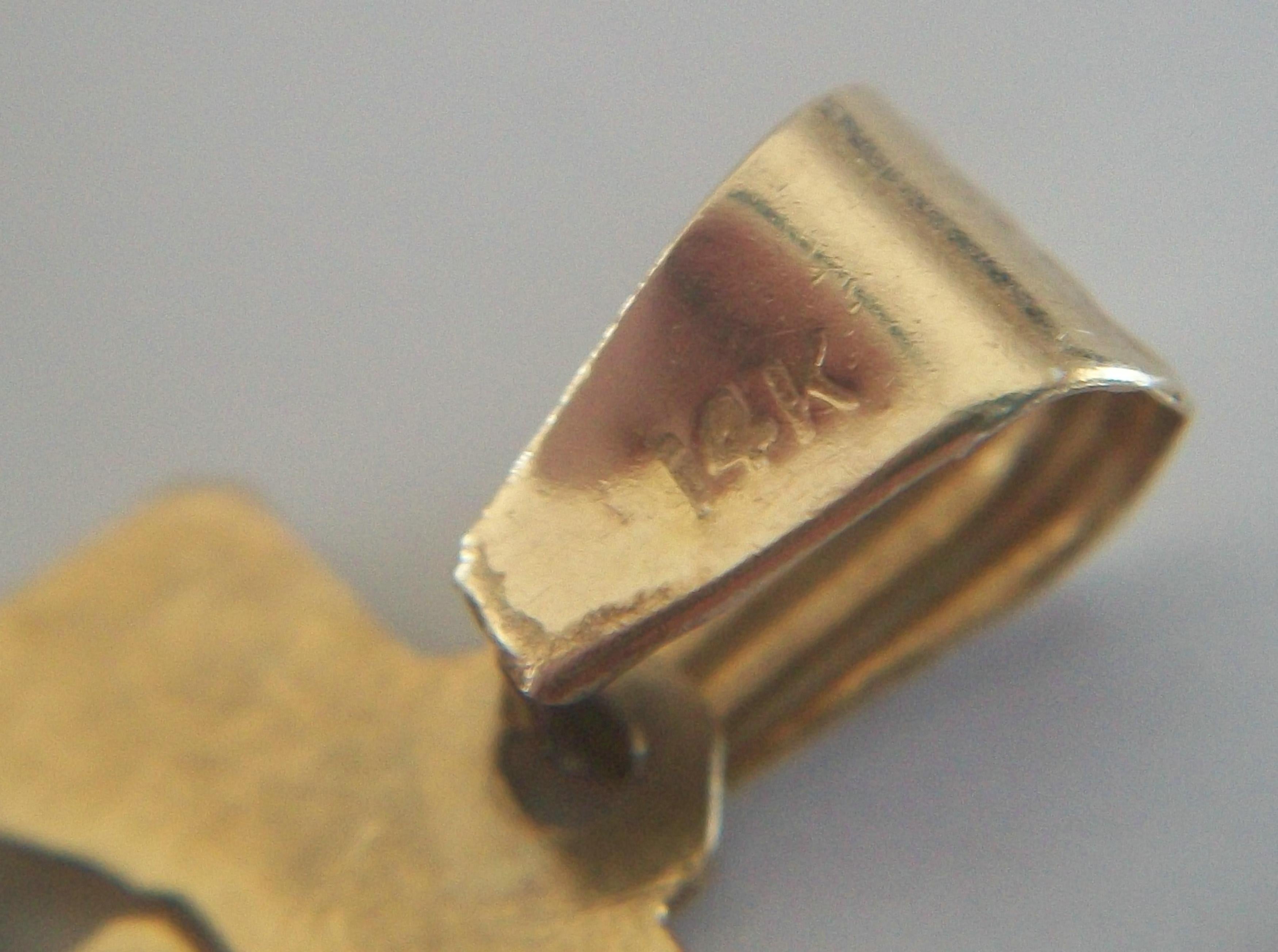 Collier pendentif Retro Elvis - Or jaune 14K - U.S.A. - Circa 1970's en vente 3