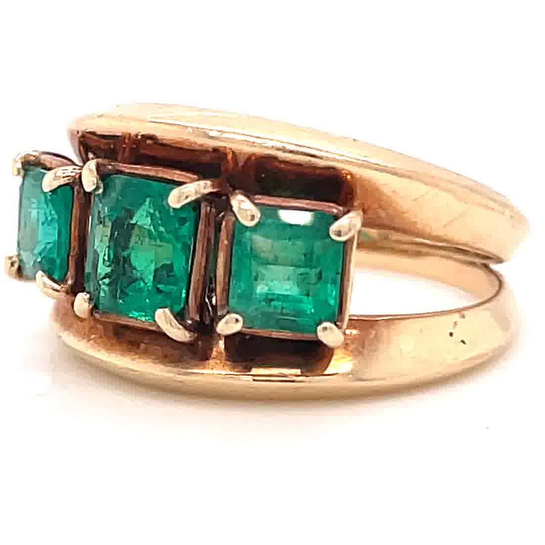 Retro Emerald 14 Karat Gold Three Stone Ring In Excellent Condition In Beverly Hills, CA