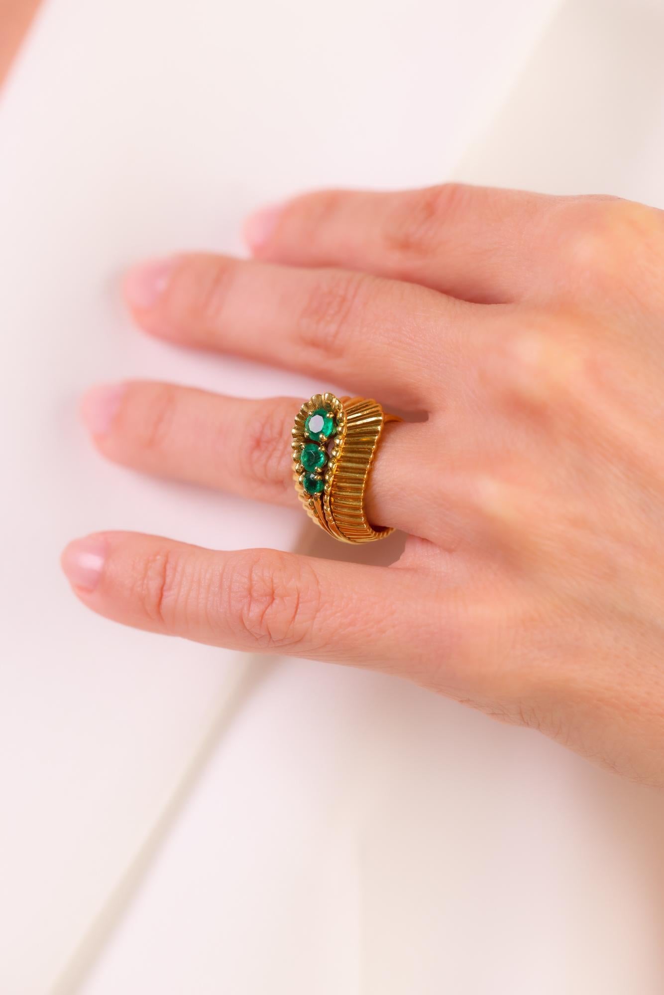 Retro Smaragdring aus 18 Karat Gelbgold mit Smaragd im Zustand „Hervorragend“ in Beverly Hills, CA