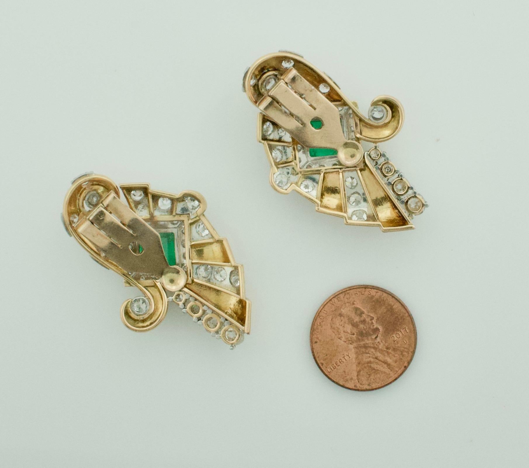 Retro Emerald and Diamond Earrings in 18 Karat and Platinum, circa 1940s For Sale 1