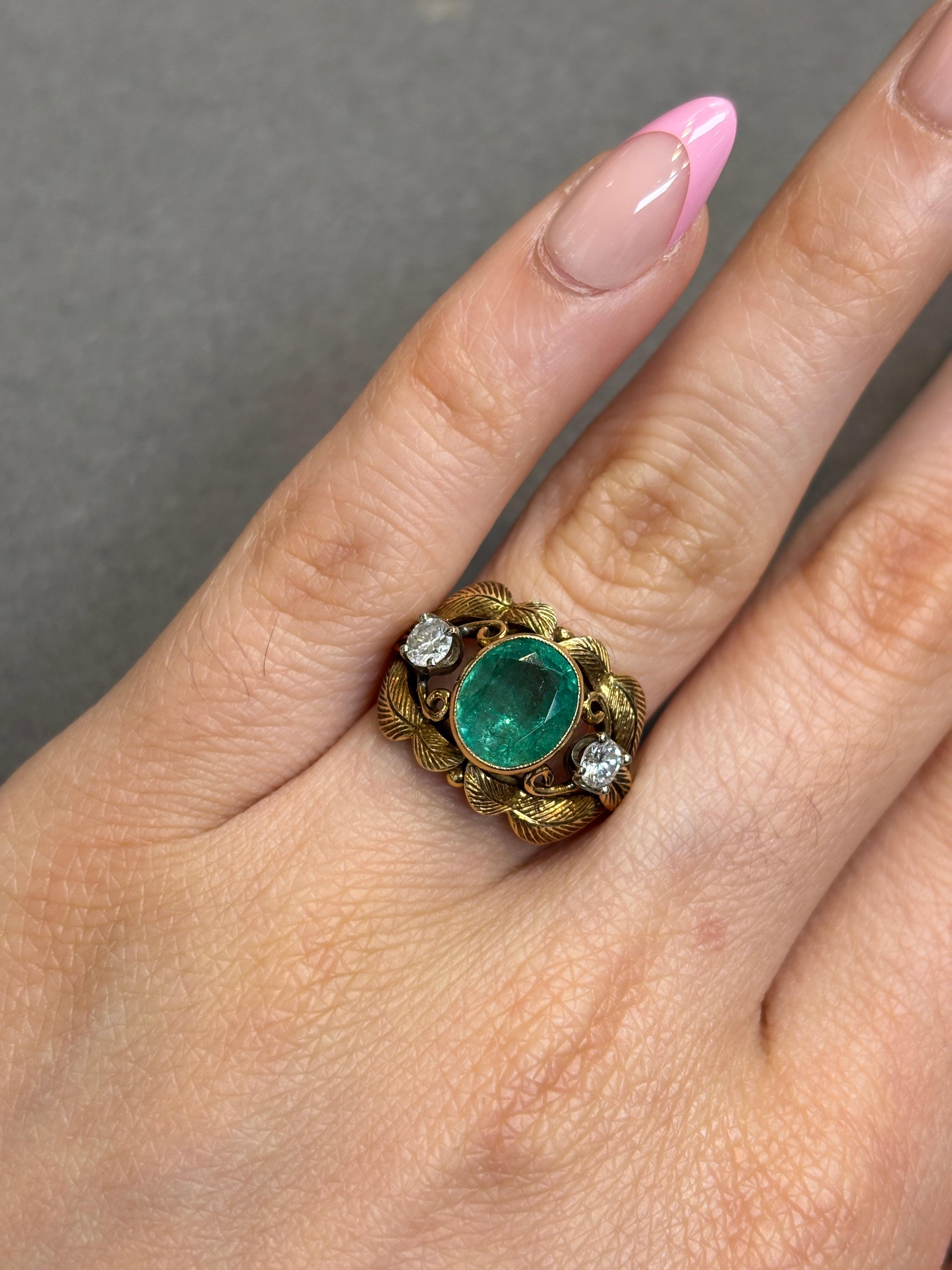 Anello con smeraldo e diamante in stile rétro déco 

Anello in oro giallo con smeraldo ovale e due diamanti taglio rotondo. 

Misura dell'anello:  6
Ridimensionamento gratuito
Tipo di metallo: Oro 14 carati