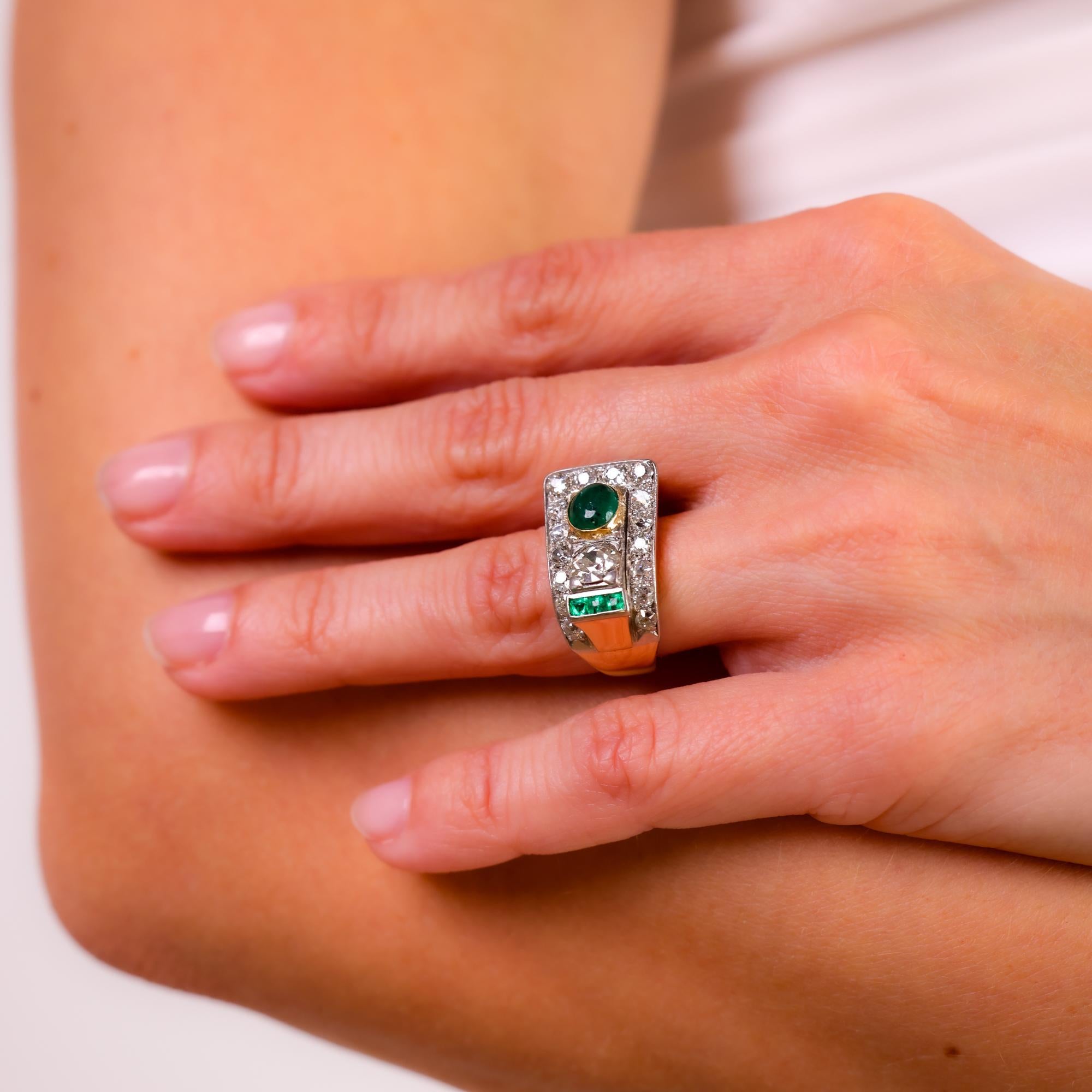 Retro emerald diamond 18k yellow gold ring In Excellent Condition For Sale In Beverly Hills, CA